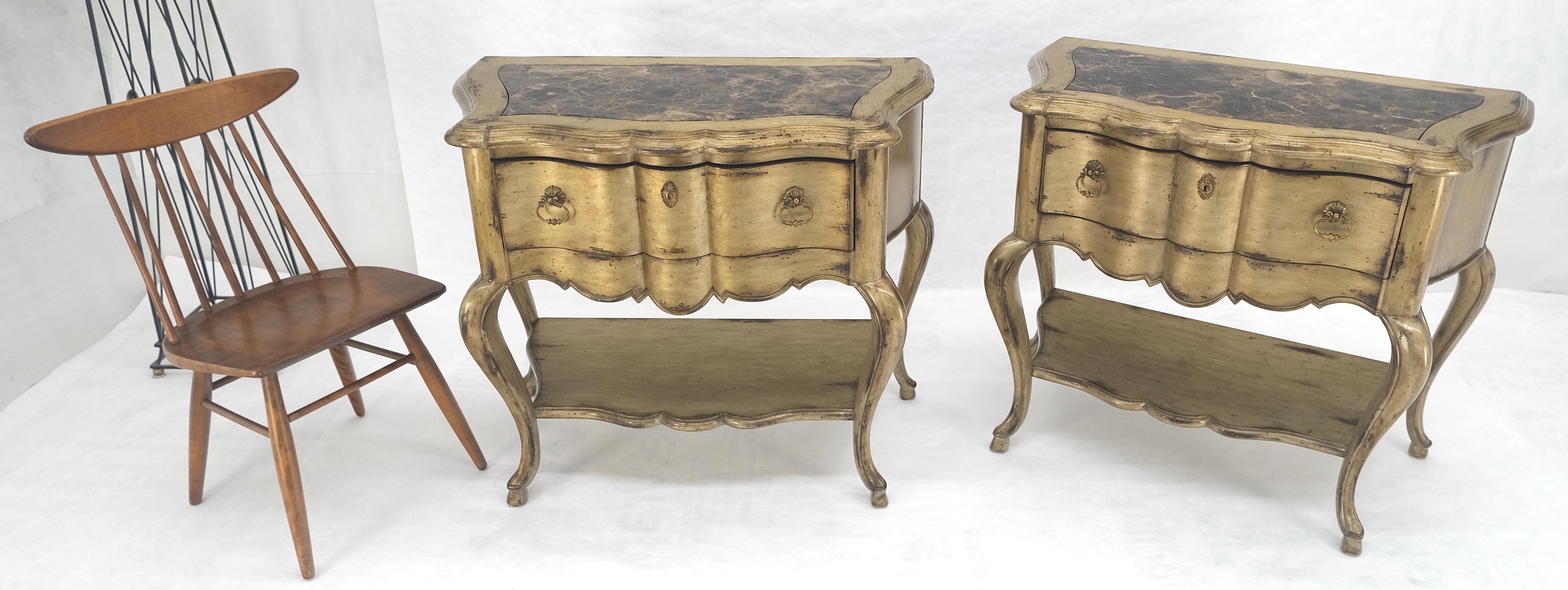 Paire de tables d'appoint à un tiroir à pied cabriole et plateau en marbre Tables de nuit MINT Excellent état - En vente à Rockaway, NJ