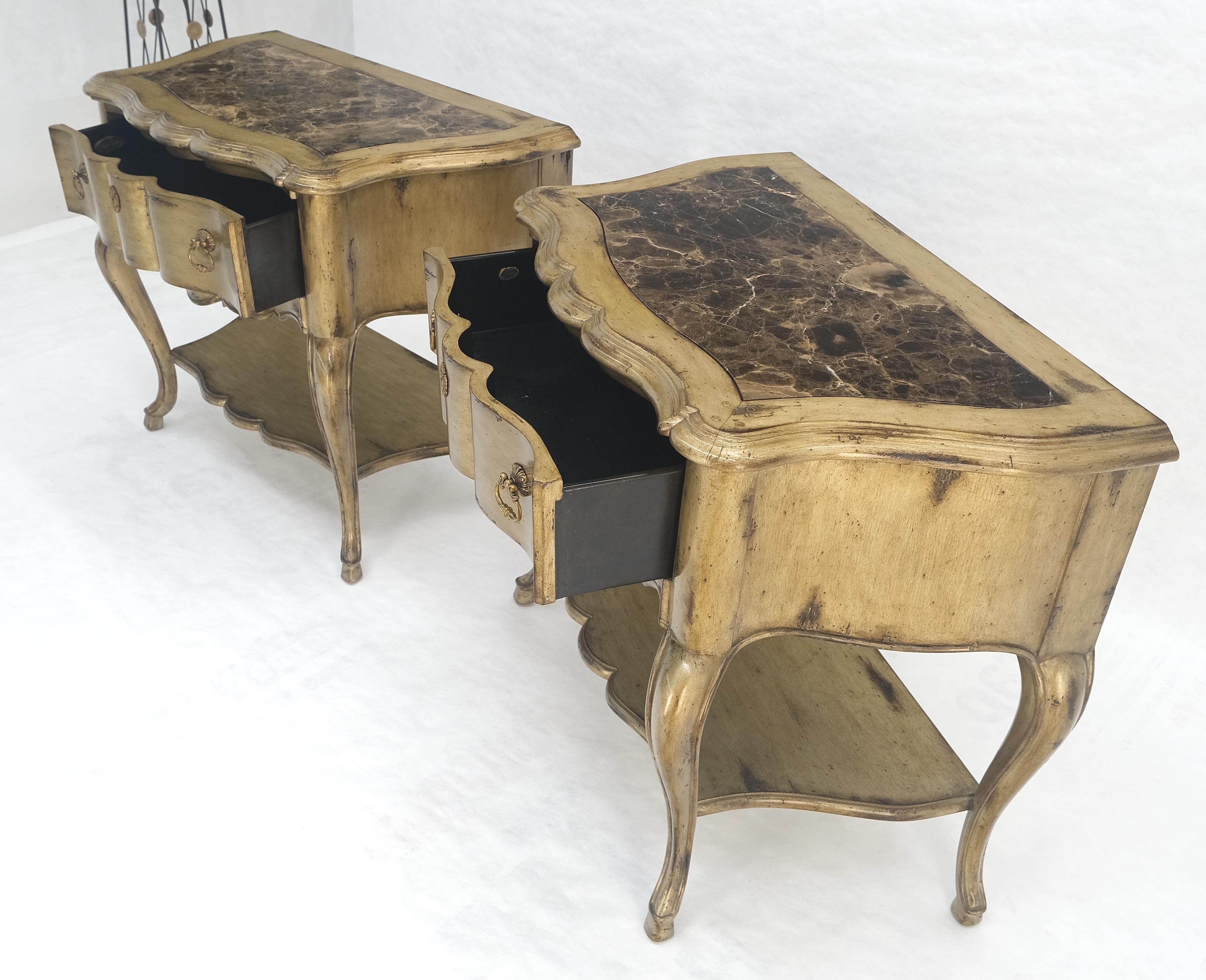 Marbre Paire de tables d'appoint à un tiroir à pied cabriole et plateau en marbre Tables de nuit MINT en vente