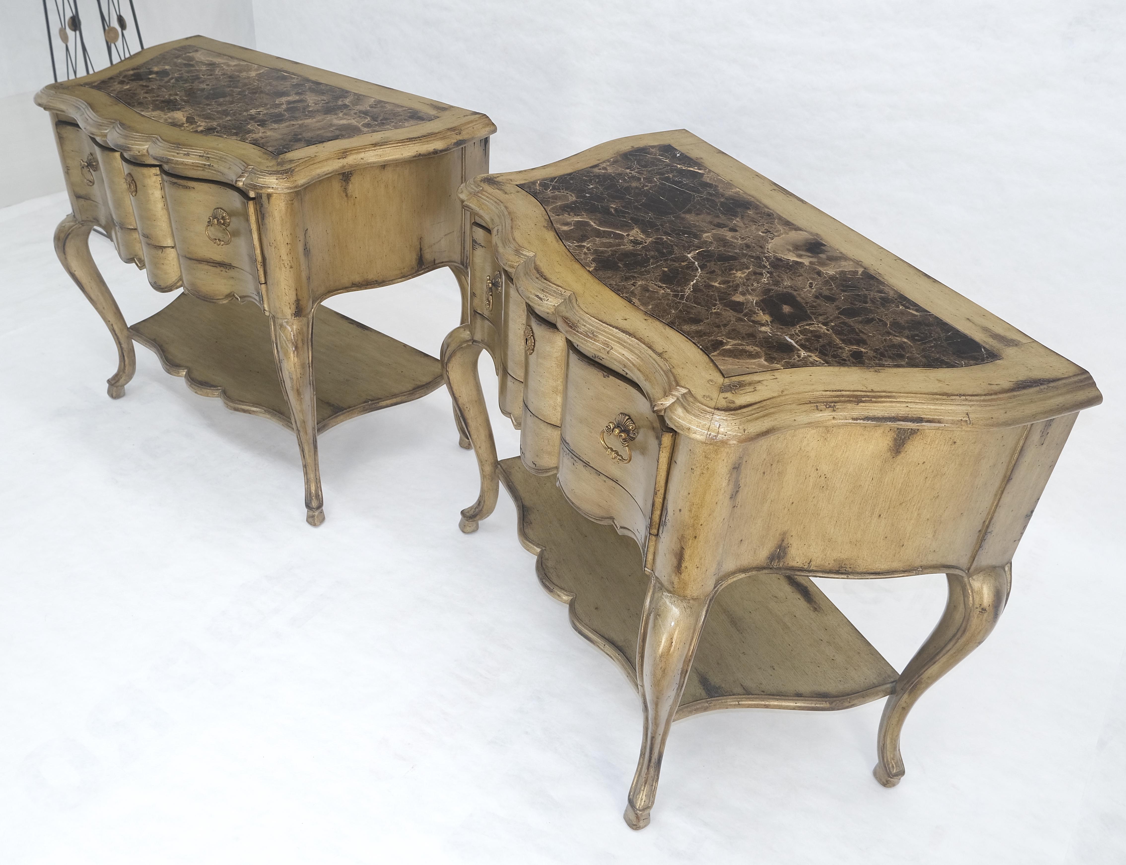 Paire de tables d'appoint à un tiroir à pied cabriole et plateau en marbre Tables de nuit MINT en vente 1