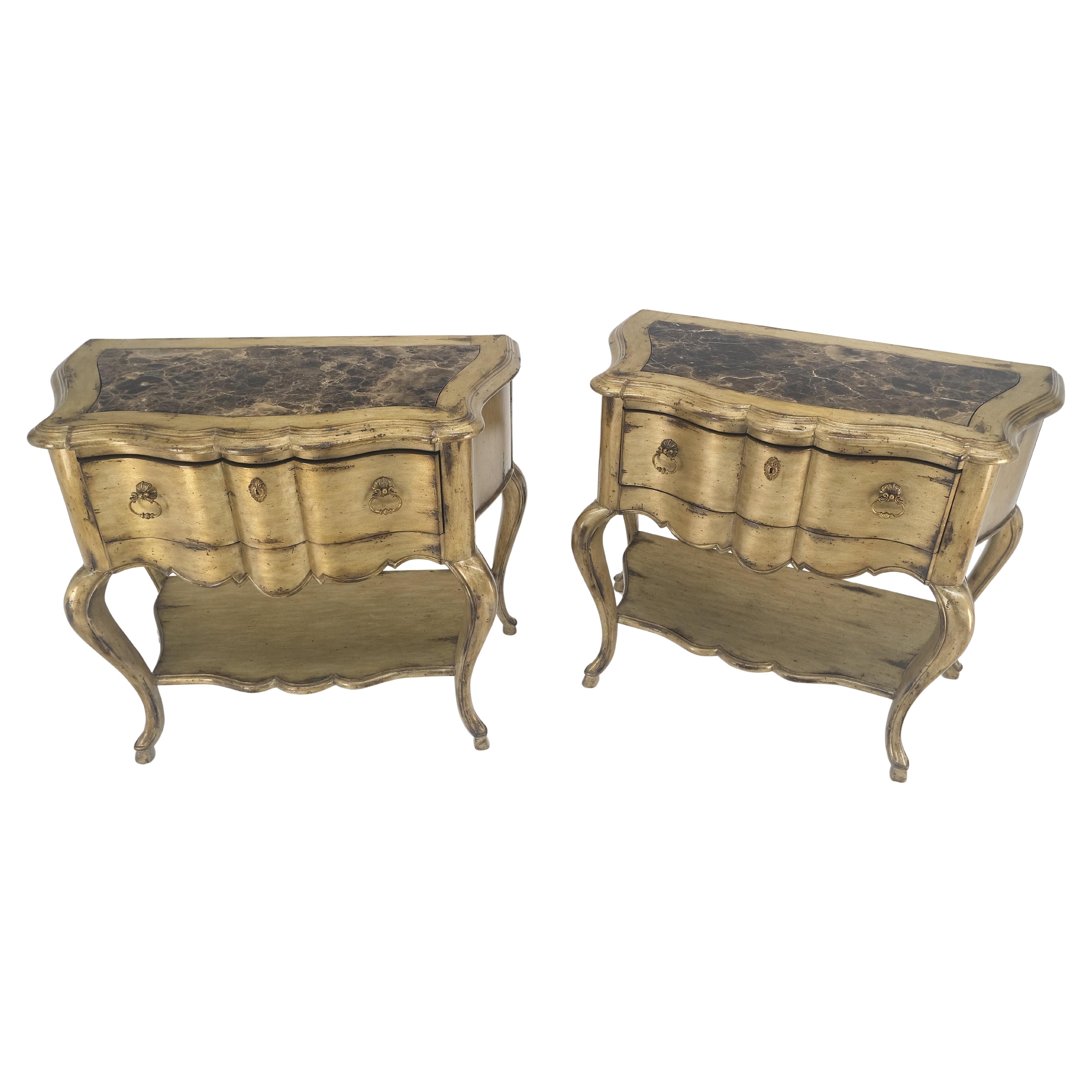 Paire de tables d'appoint à un tiroir à pied cabriole et plateau en marbre Tables de nuit MINT