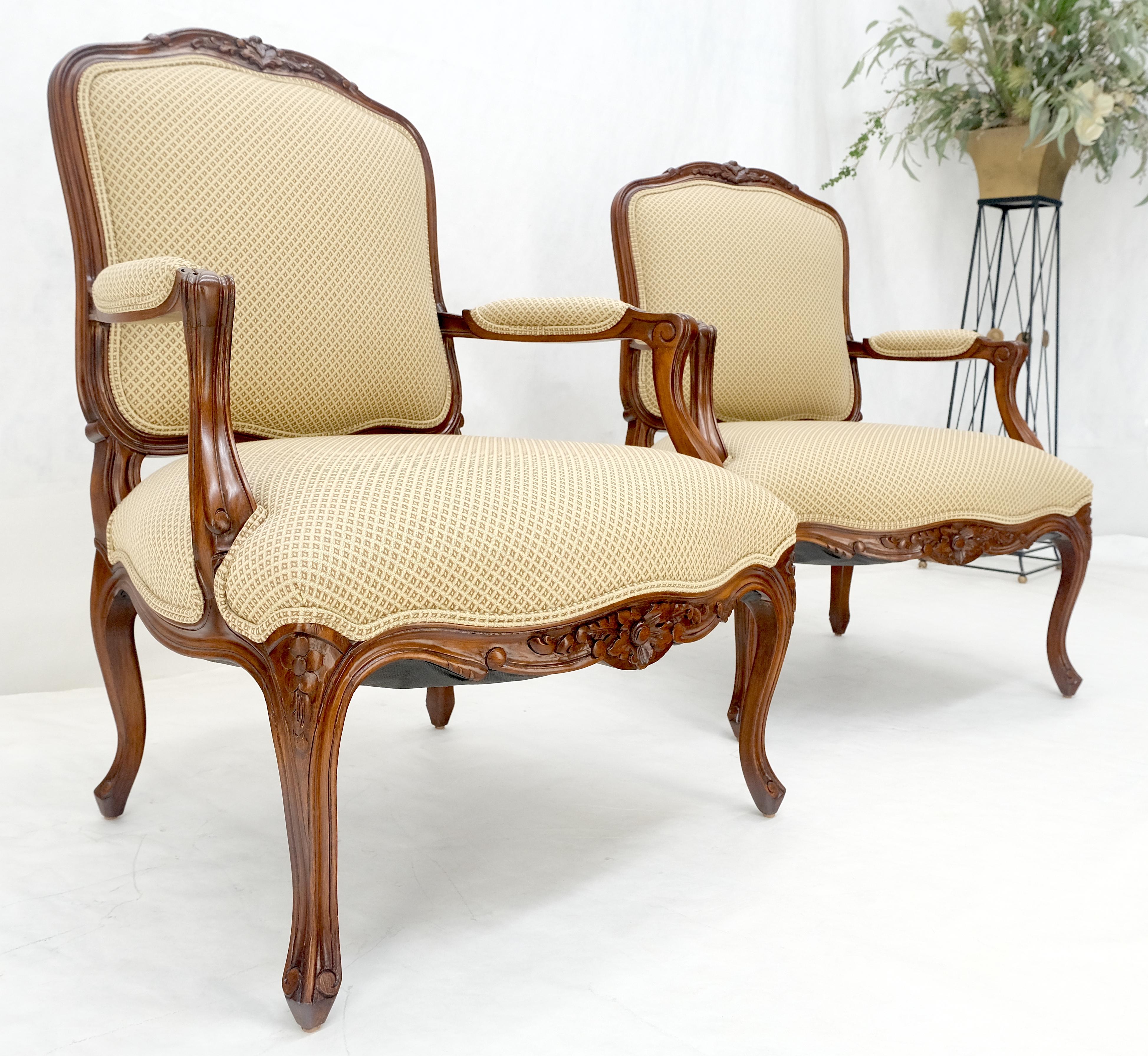 Paire d'objets sculptés de style Louisiane  XV Fauteuils Fauteuils de cheminée MINT Excellent état - En vente à Rockaway, NJ