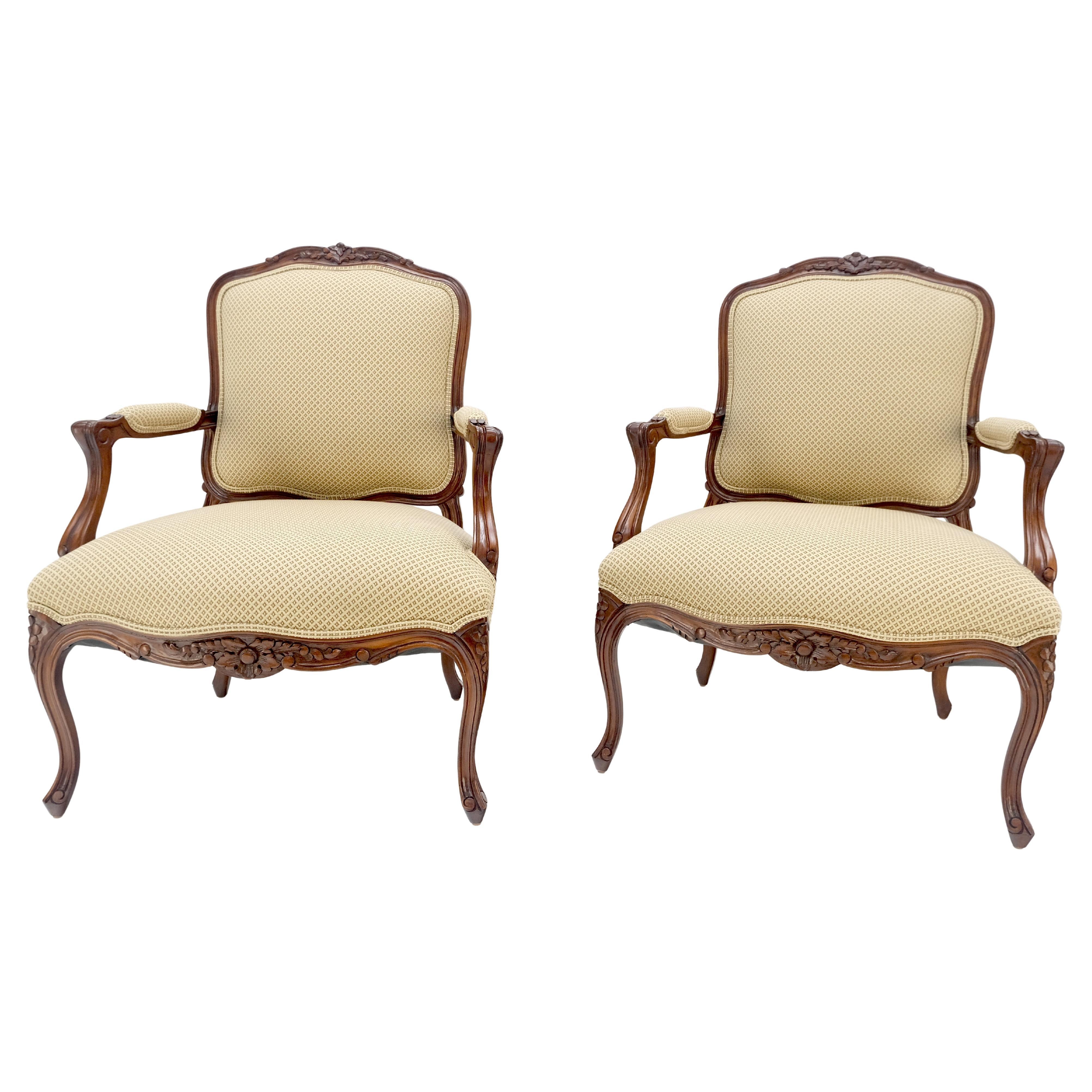 Coppia di belle opere d'arte intagliate in stile francese Louis  XV Fauteuils Arm Fireside Chairs MINT
