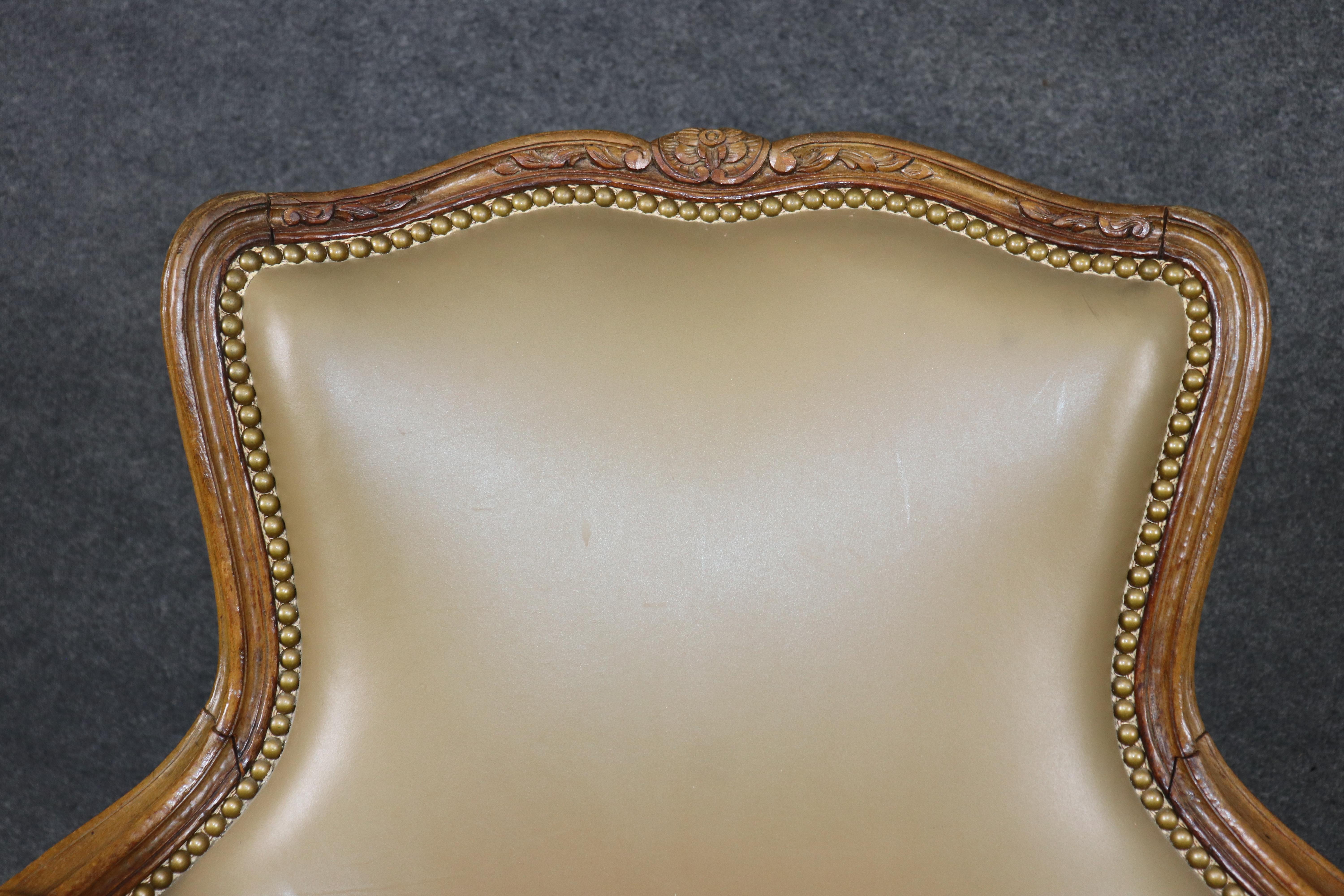 Coppia di sedie bergere in pelle francese Luigi XV finemente intagliate in vendita 4