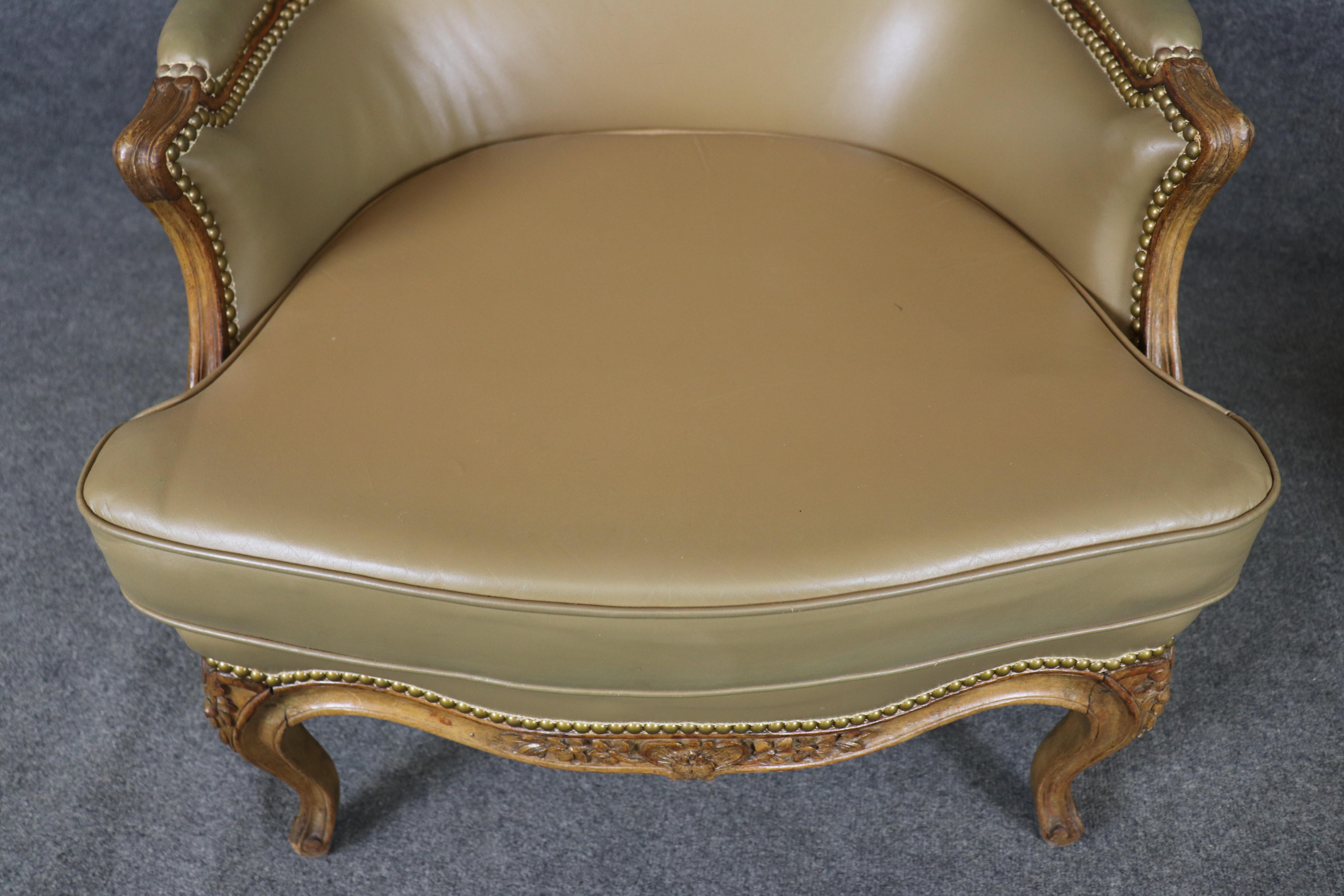 Coppia di sedie bergere in pelle francese Luigi XV finemente intagliate in vendita 5