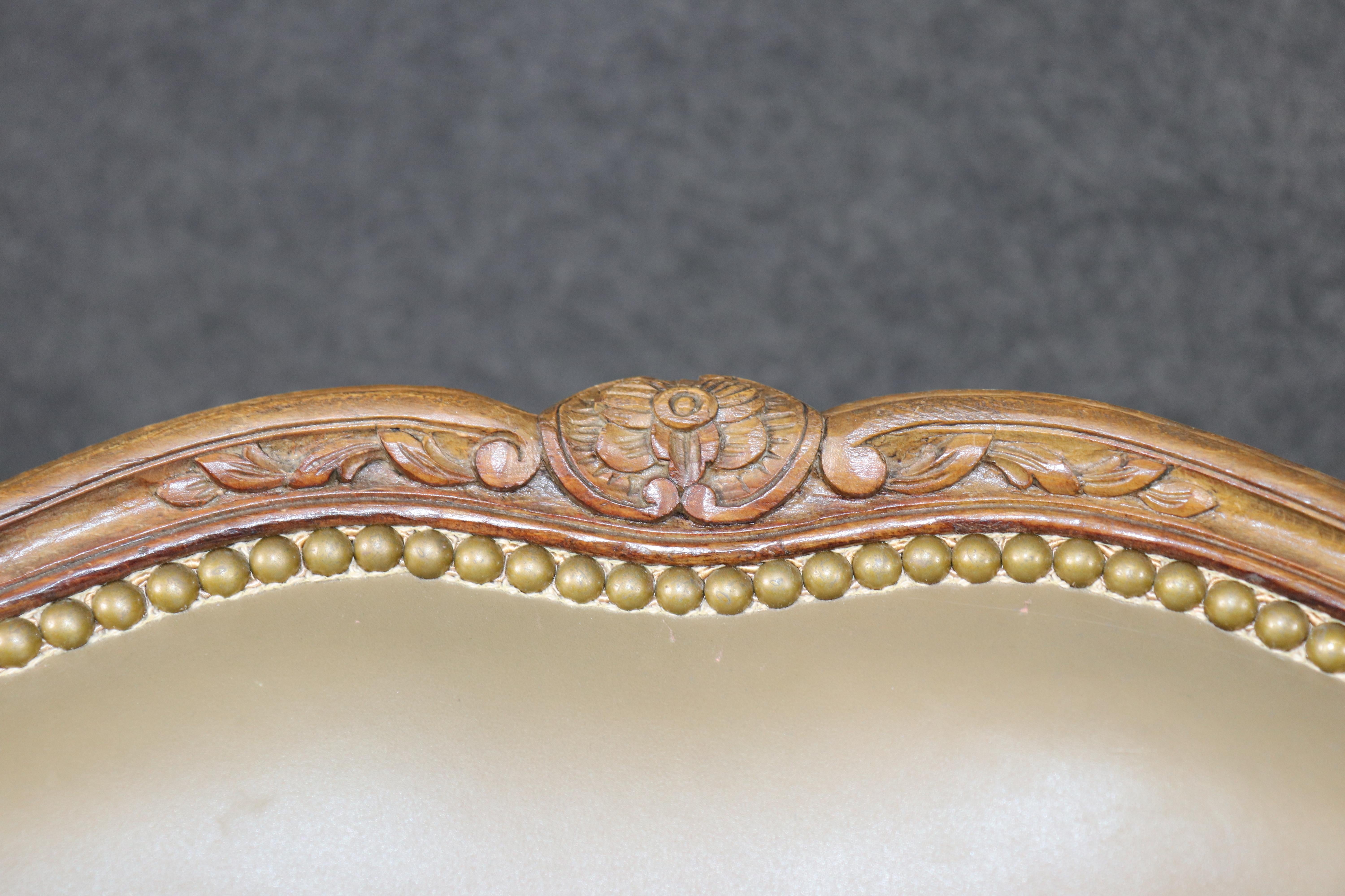 Coppia di sedie bergere in pelle francese Luigi XV finemente intagliate in vendita 6