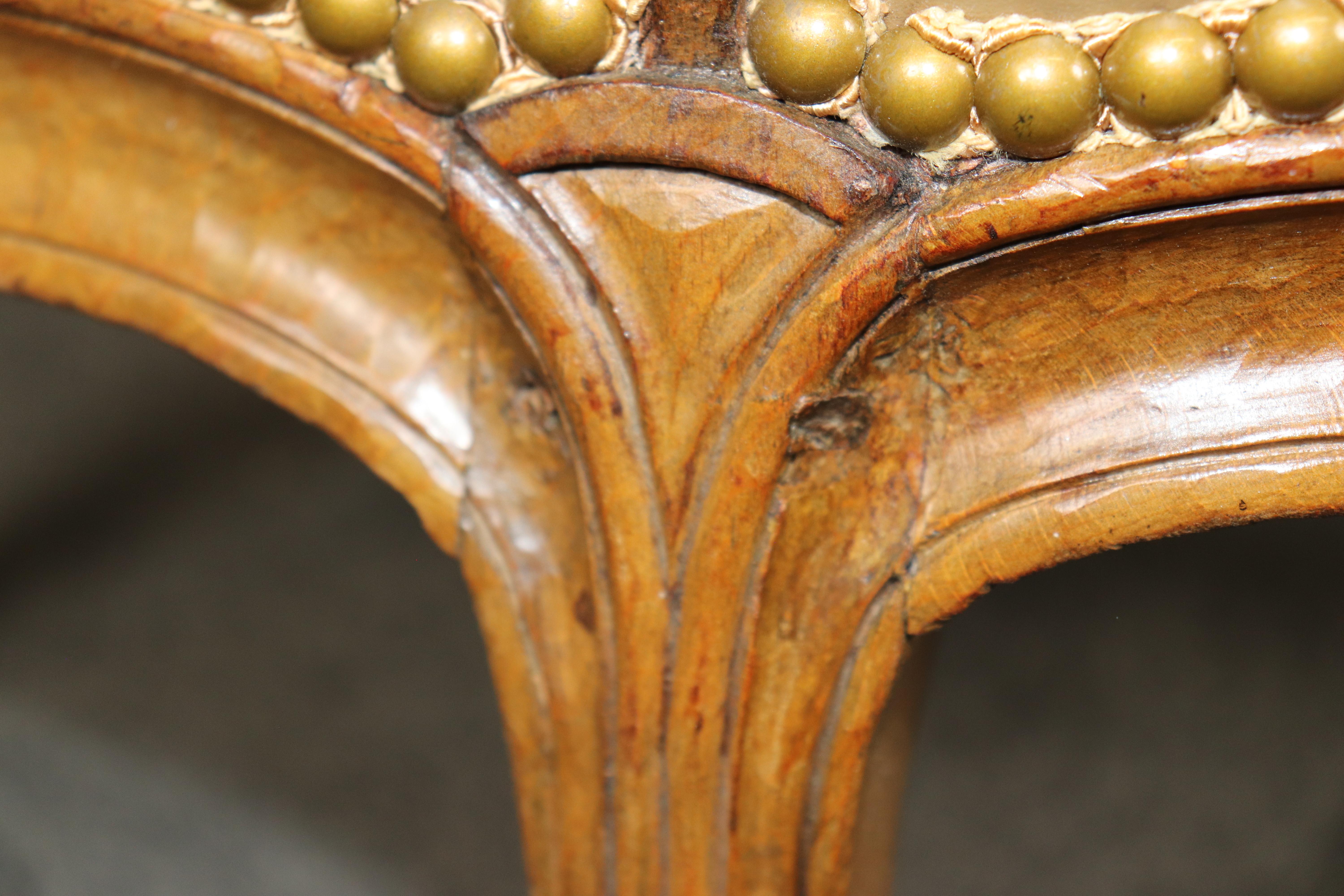 Coppia di sedie bergere in pelle francese Luigi XV finemente intagliate in vendita 7