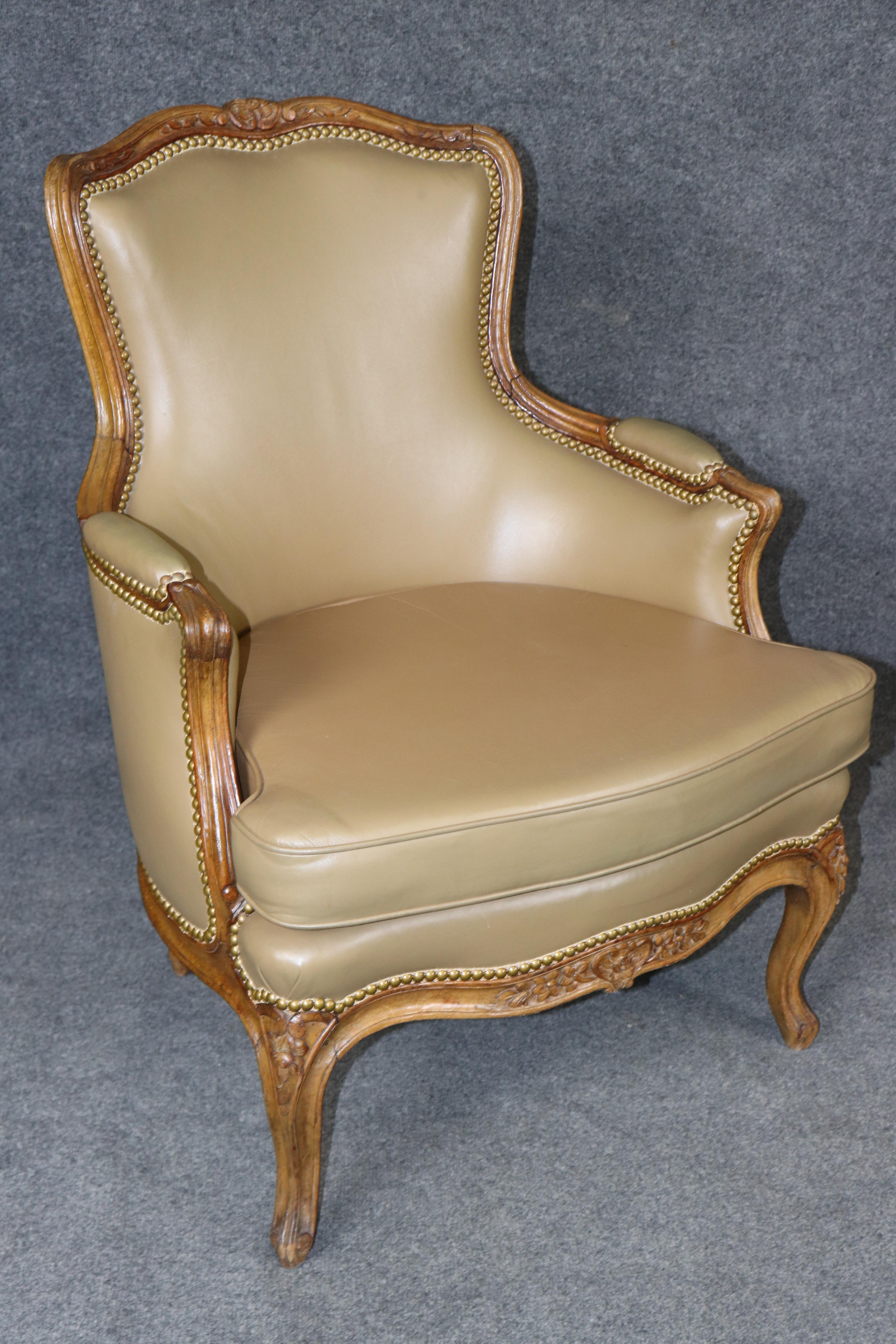 Coppia di squisite poltrone Bergère francesi in pelle in stile Luigi XV - finemente intagliate e imbottite

Questa eccezionale coppia di poltrone bergère francesi in stile Luigi XV emana un'eleganza raffinata e una maestria senza tempo.