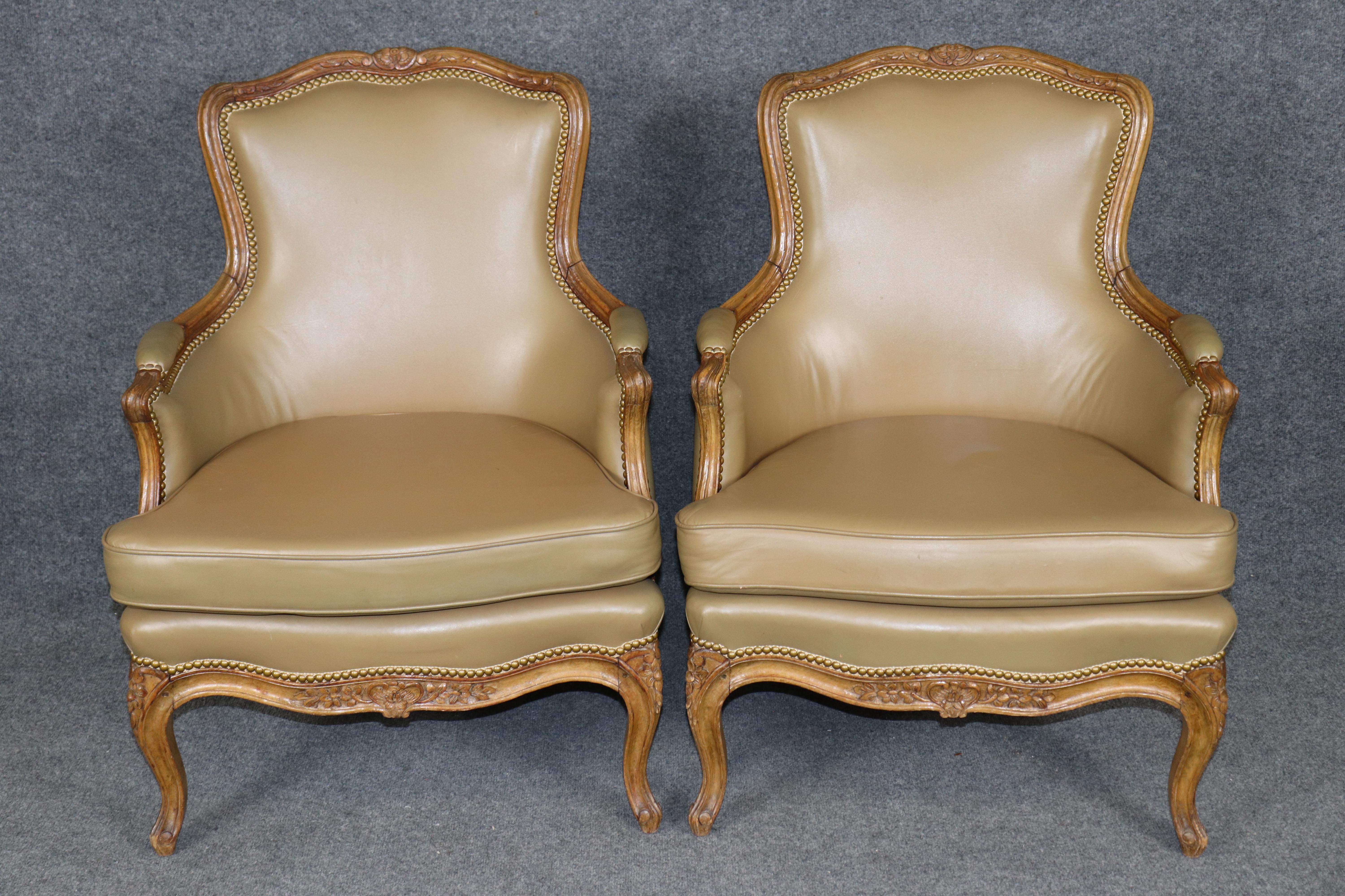 Francese Coppia di sedie bergere in pelle francese Luigi XV finemente intagliate in vendita