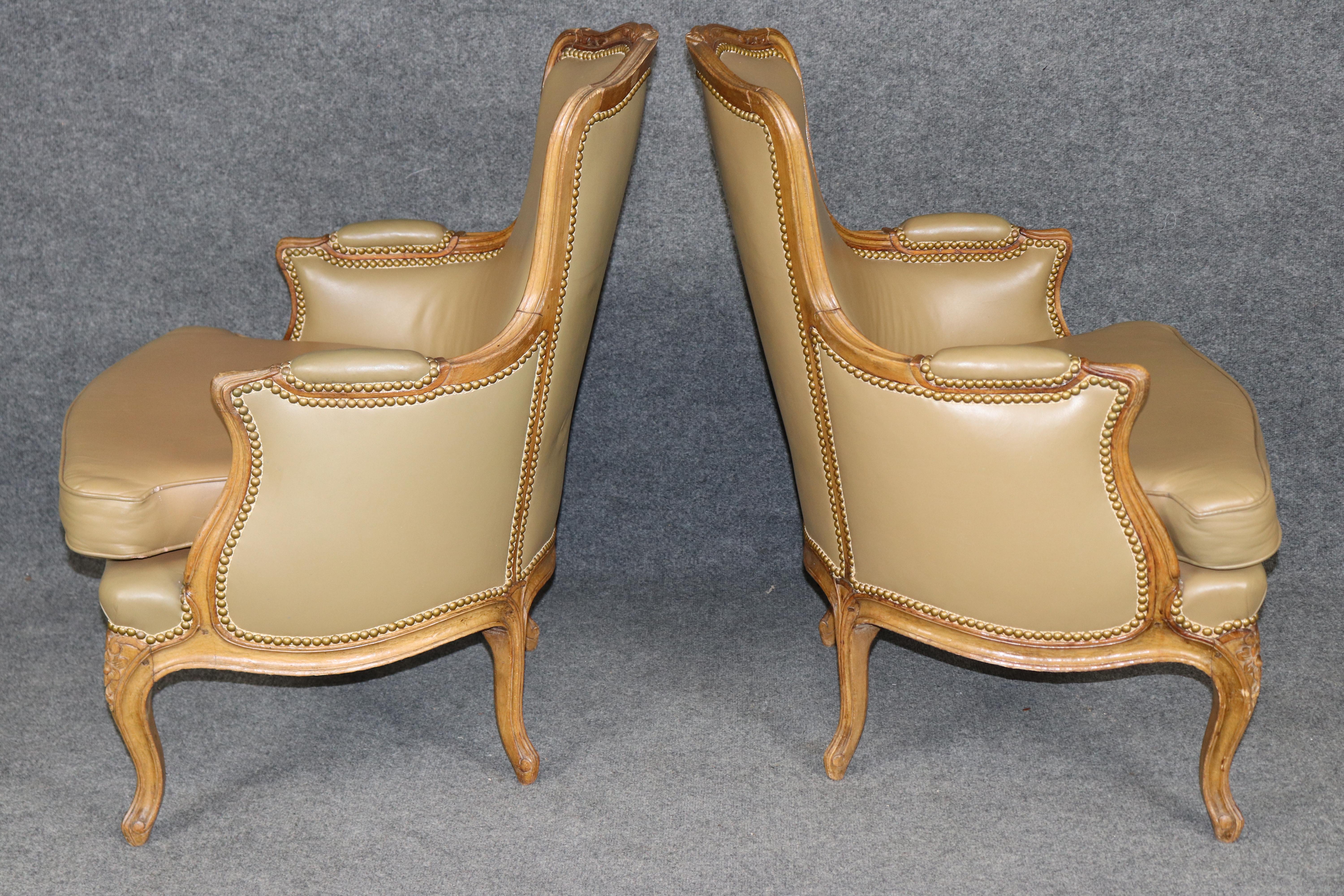 Coppia di sedie bergere in pelle francese Luigi XV finemente intagliate In condizioni buone in vendita a Swedesboro, NJ