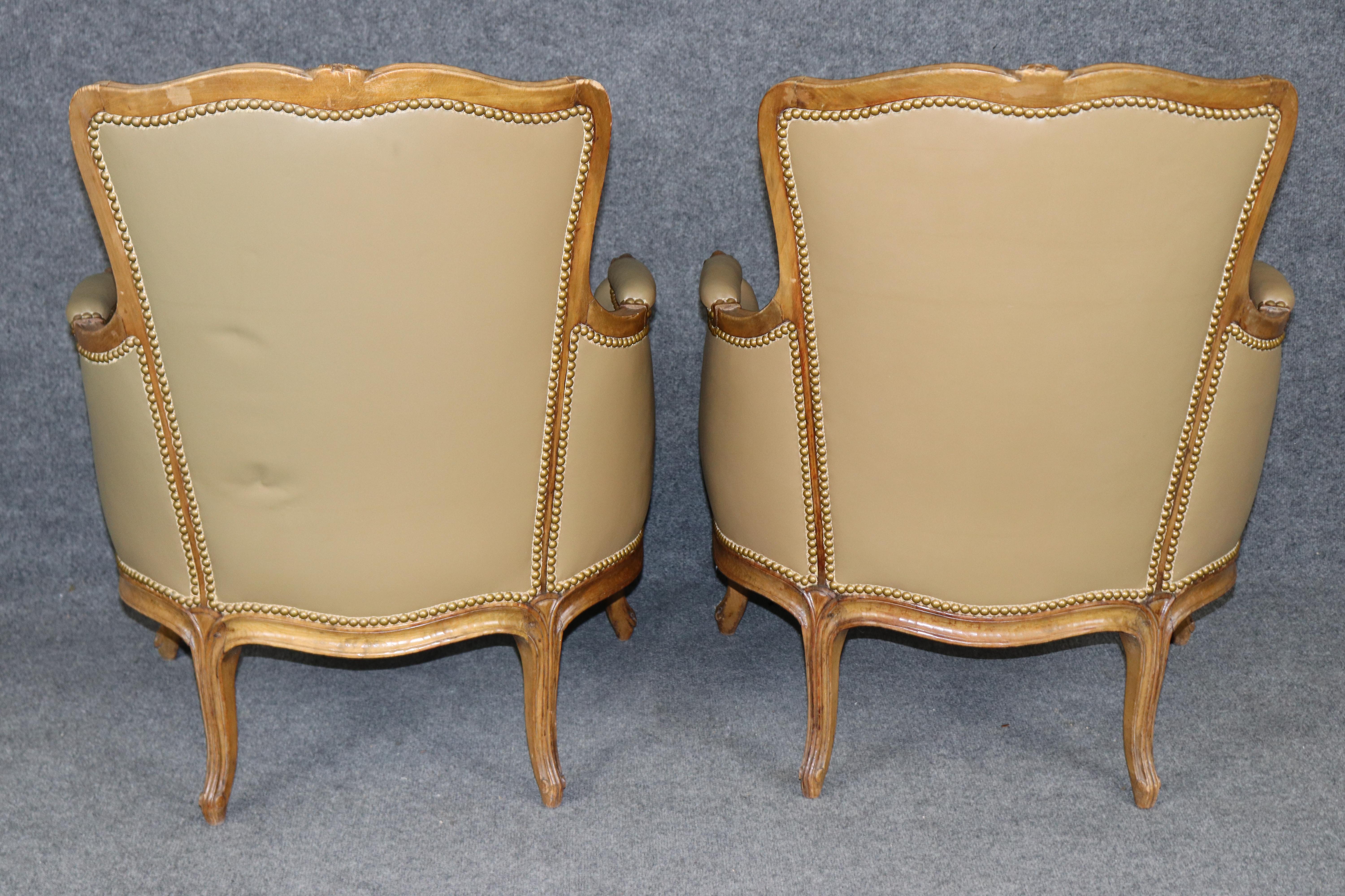 Inizio XX secolo Coppia di sedie bergere in pelle francese Luigi XV finemente intagliate in vendita