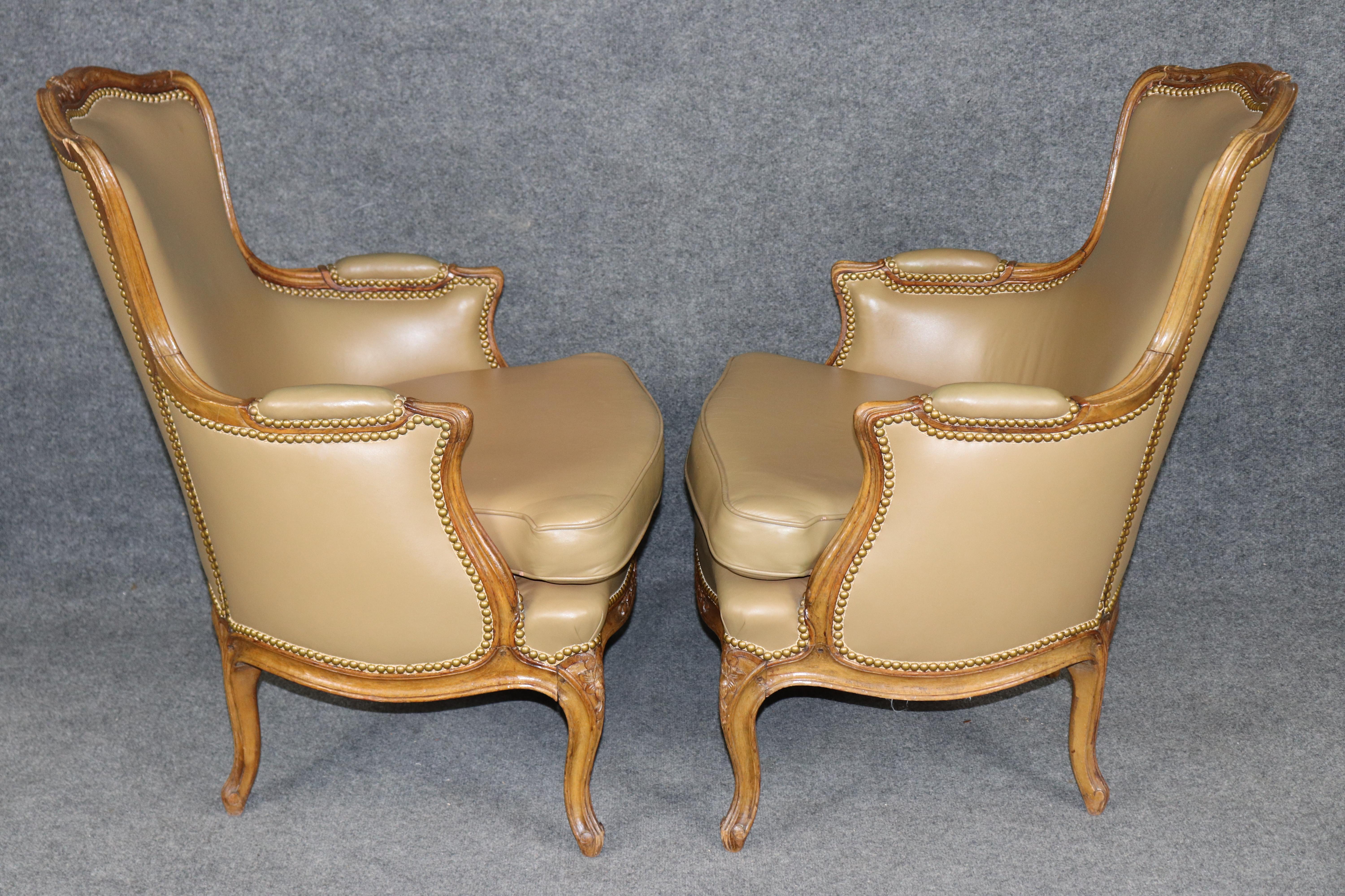 Noce Coppia di sedie bergere in pelle francese Luigi XV finemente intagliate in vendita