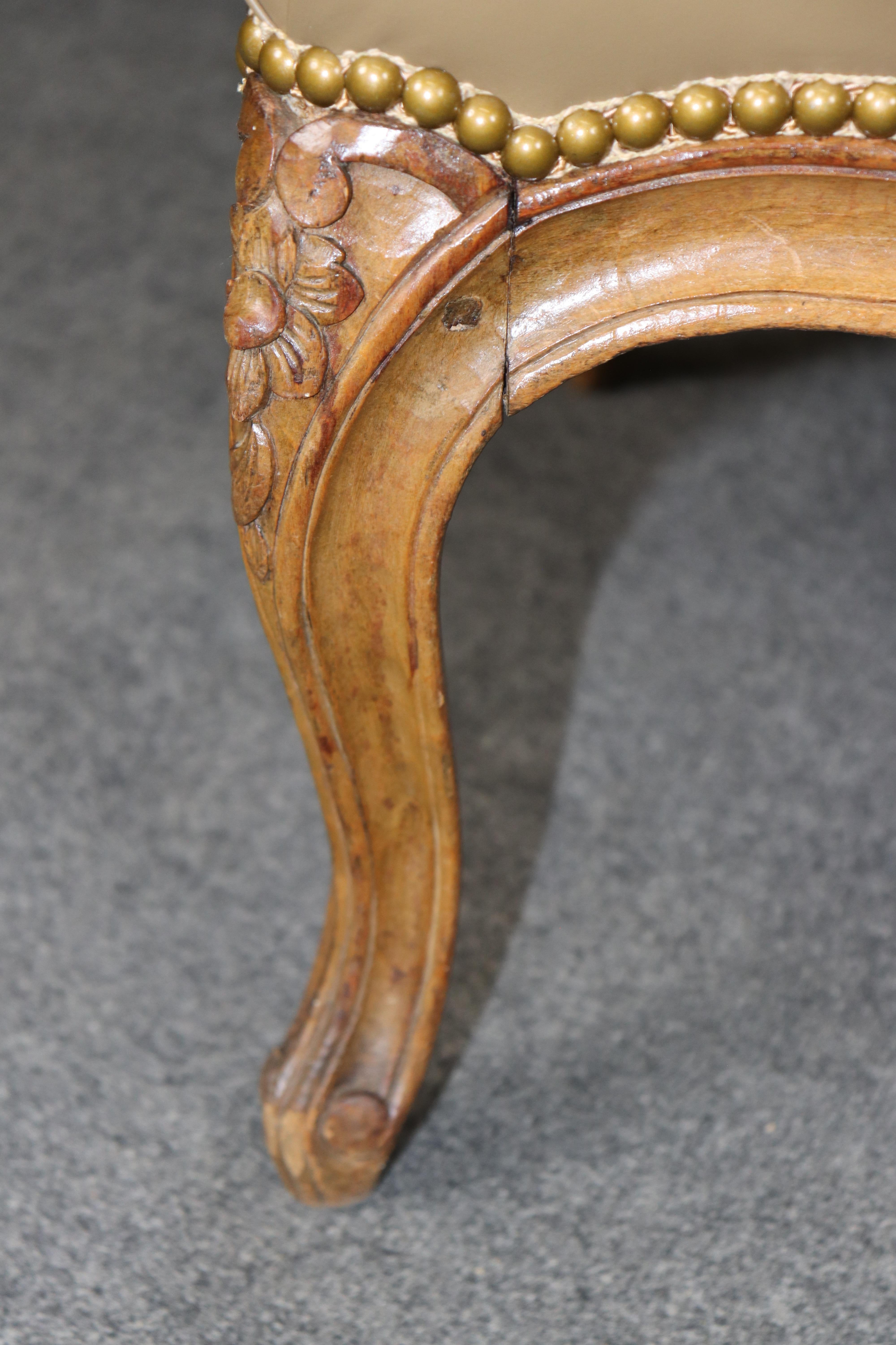 Coppia di sedie bergere in pelle francese Luigi XV finemente intagliate in vendita 1