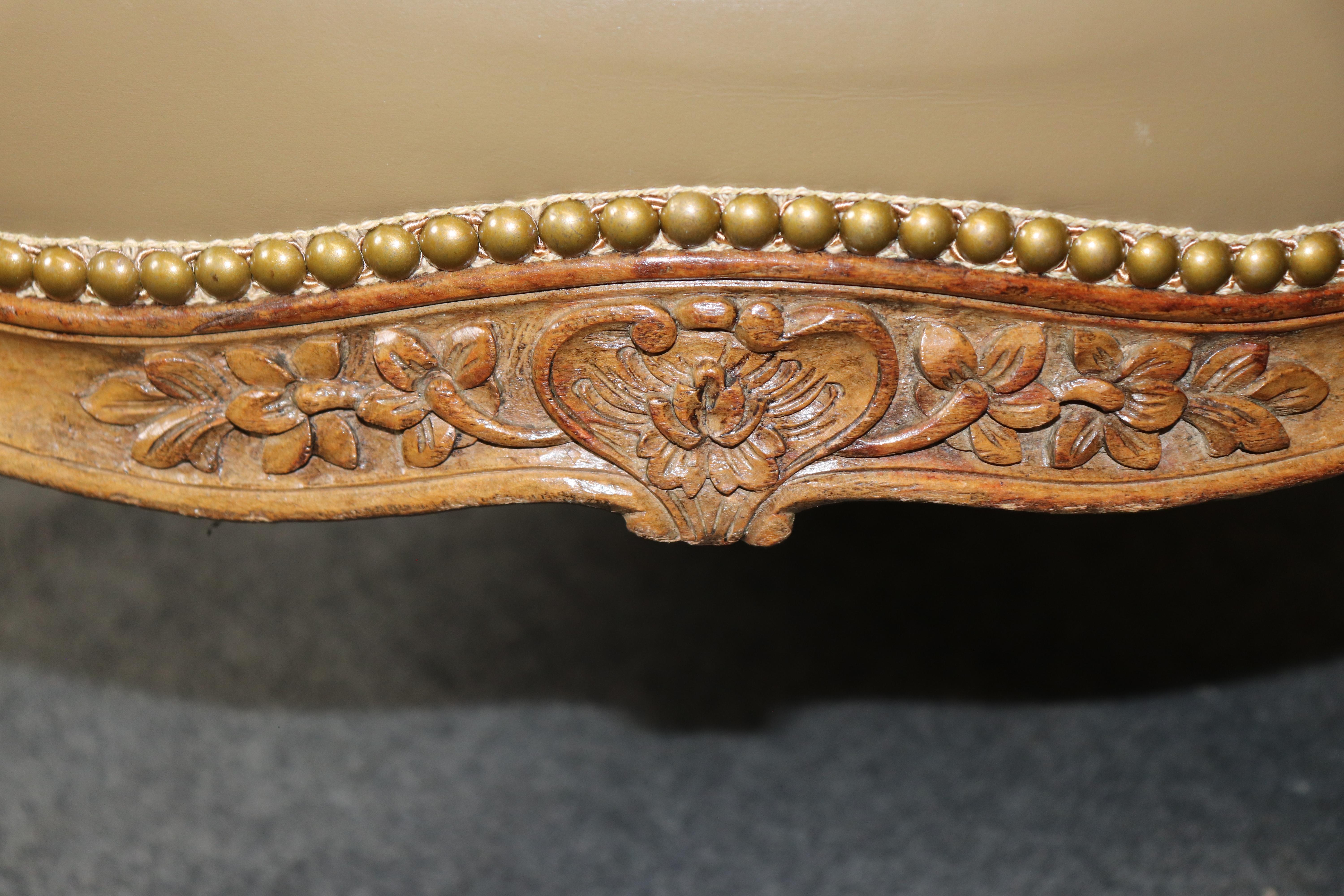 Coppia di sedie bergere in pelle francese Luigi XV finemente intagliate in vendita 2