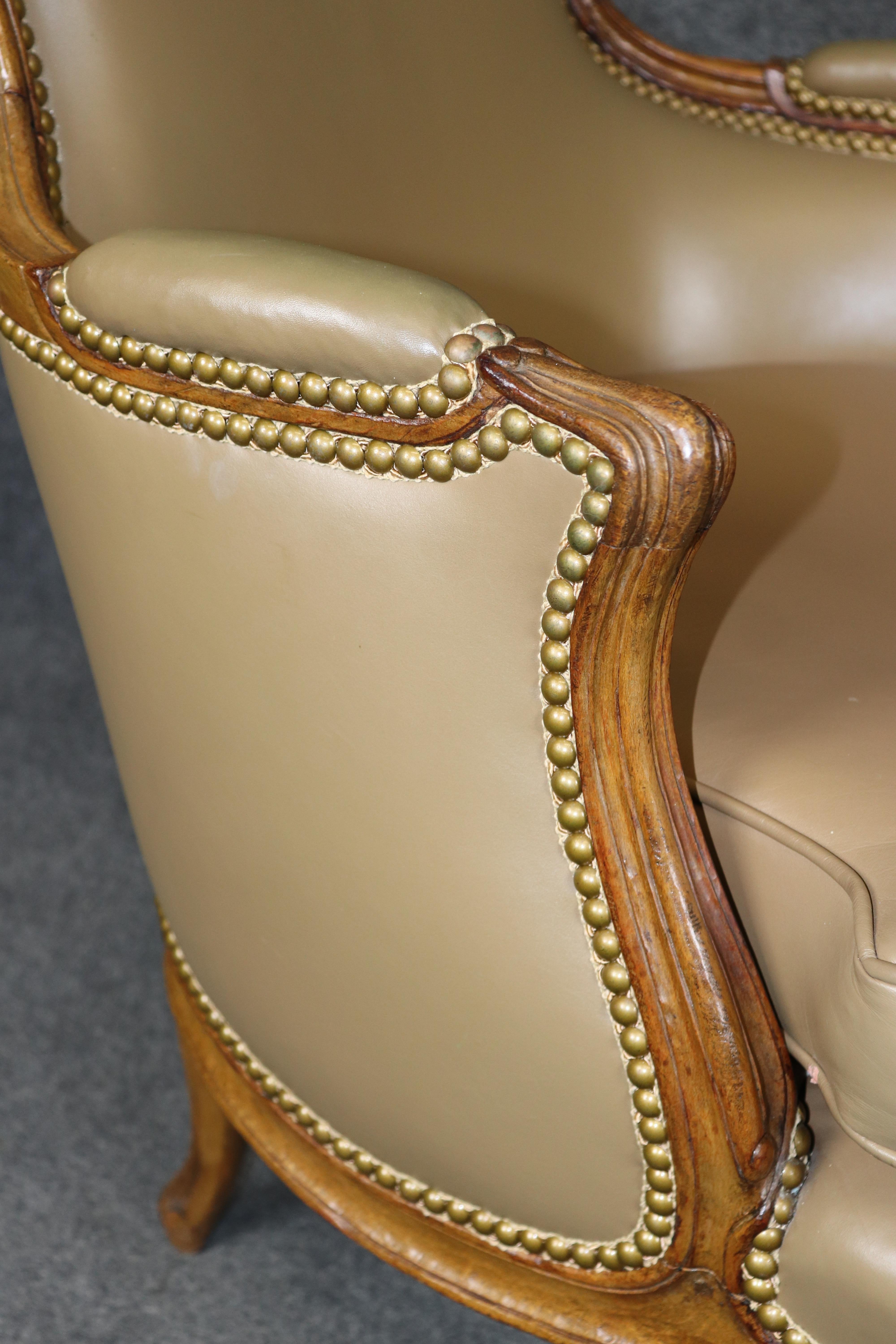 Coppia di sedie bergere in pelle francese Luigi XV finemente intagliate in vendita 3