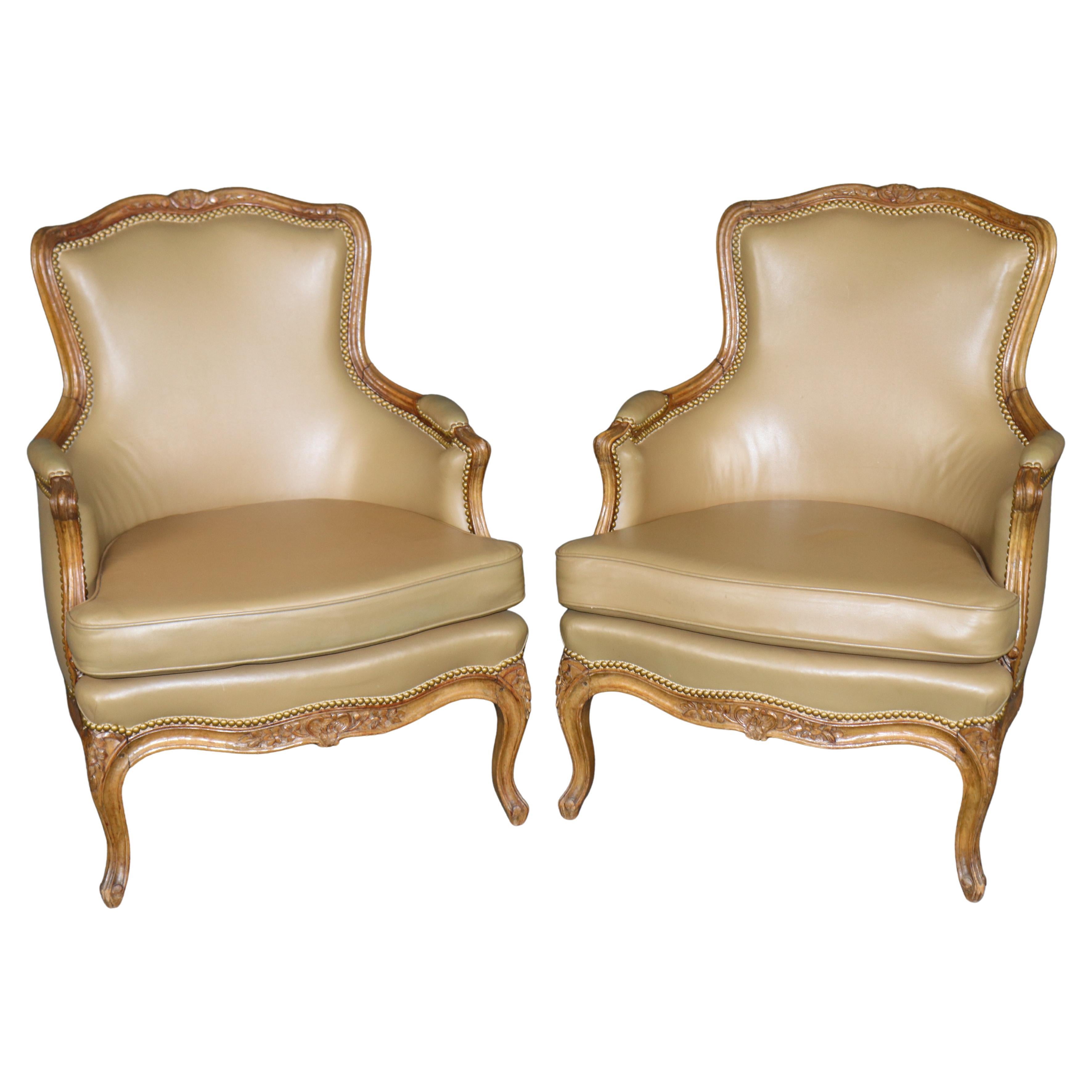 Paire de chaises bergères en cuir de style Louis XV, finement sculptées