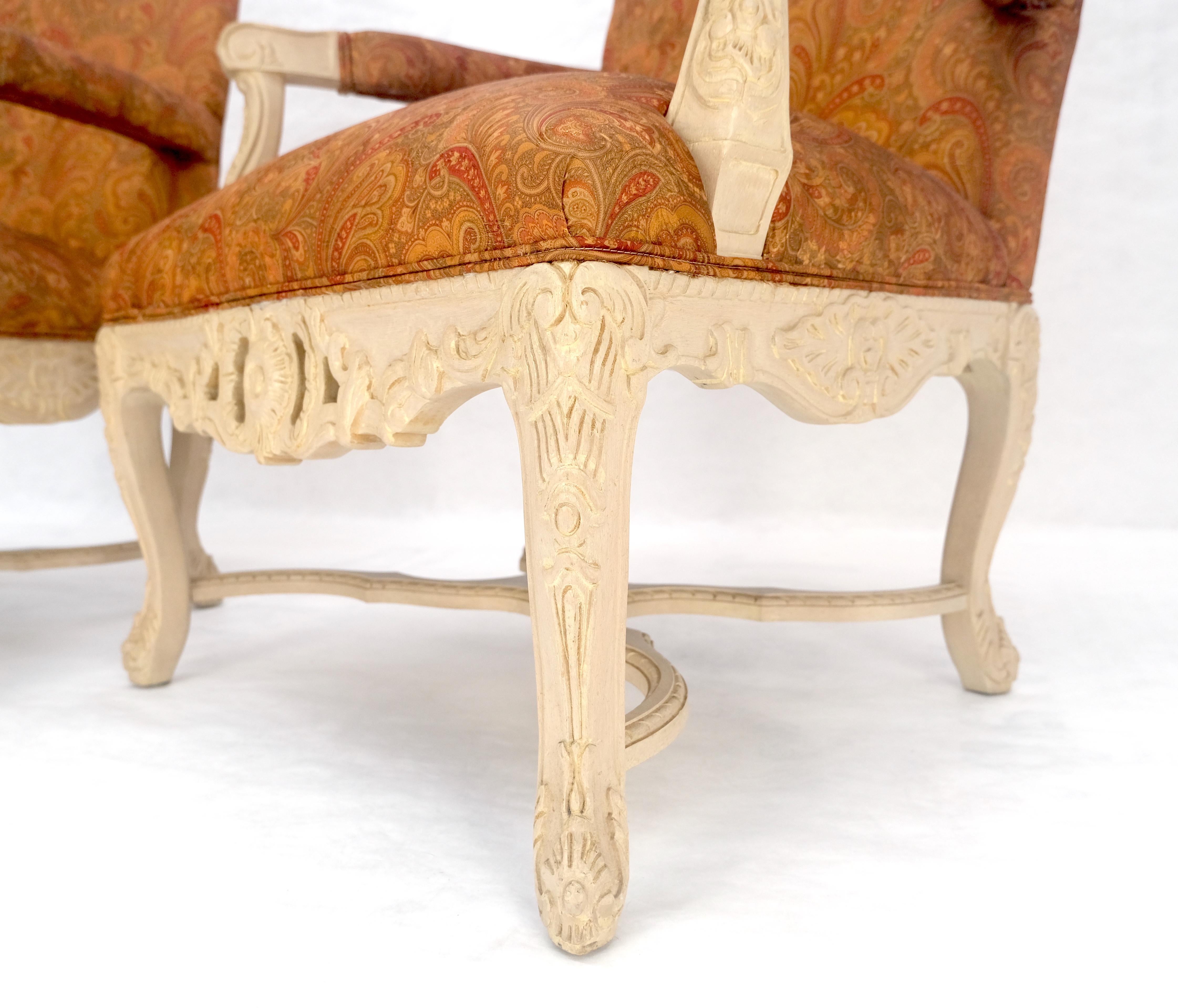 Paar feine geschnitzte Weißlack-Rouge-Polsterung Arm Club Chairs MINT (Hartholz) im Angebot