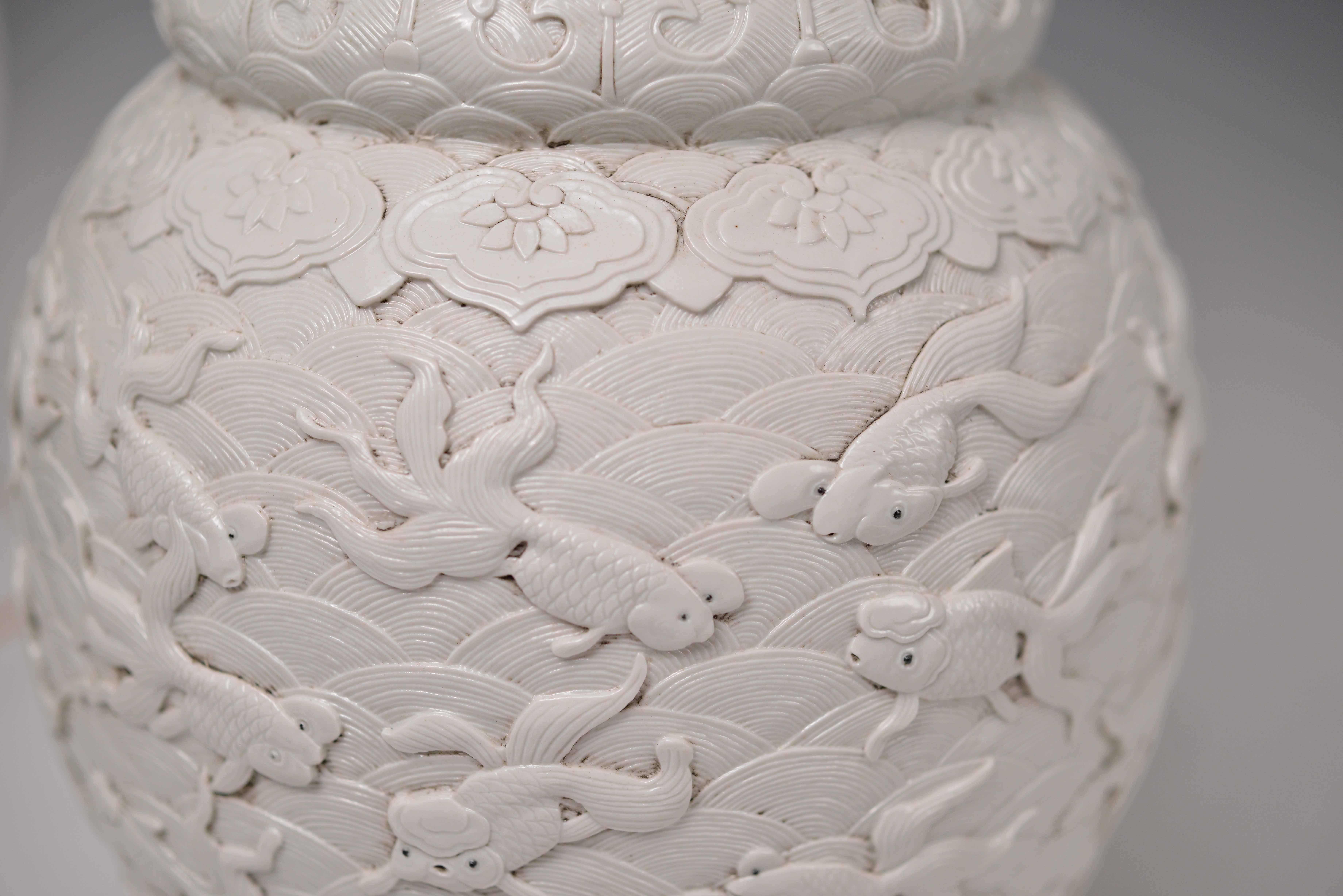 Paire de lampes en porcelaine blanche finement sculptée Excellent état - En vente à New York, NY
