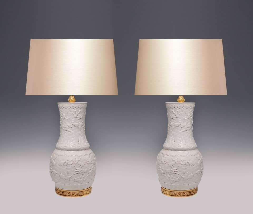 20ième siècle Paire de lampes en porcelaine blanche finement sculptée en vente