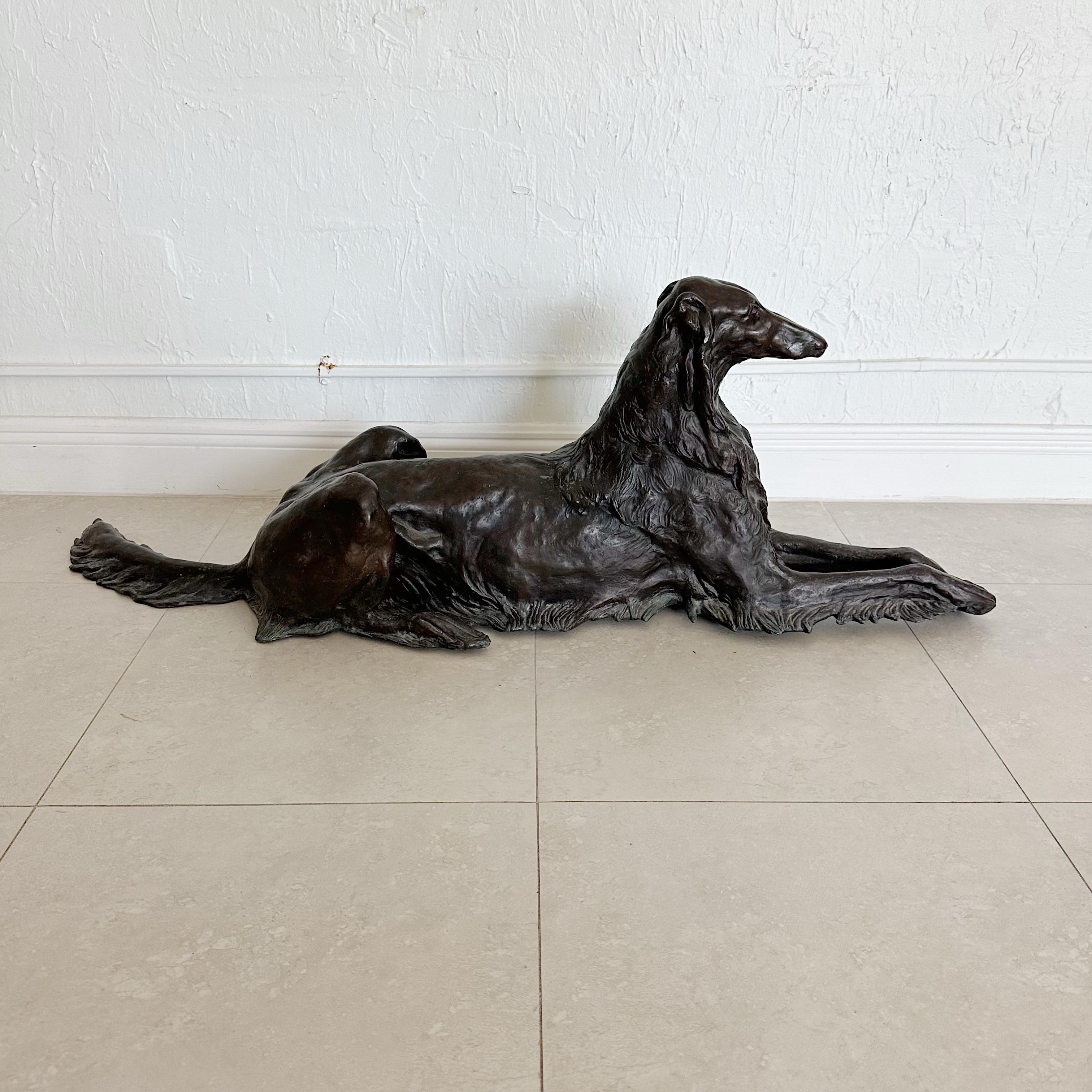 Pareja de finas esculturas opuestas de fundición en bronce de perro borzoi en reposo en venta 3