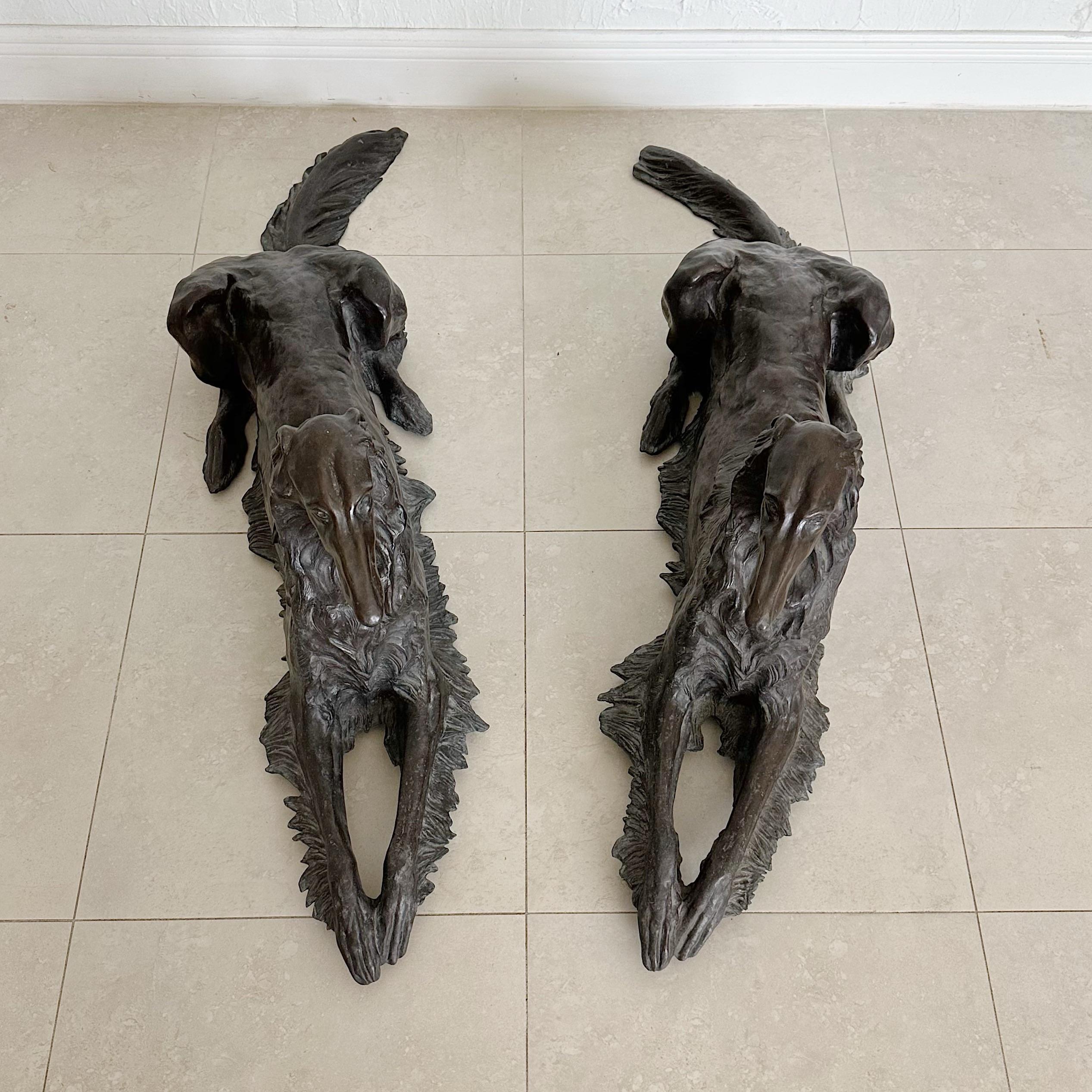 Pareja de finas esculturas opuestas de fundición en bronce de perro borzoi en reposo Regencia de Hollywood en venta