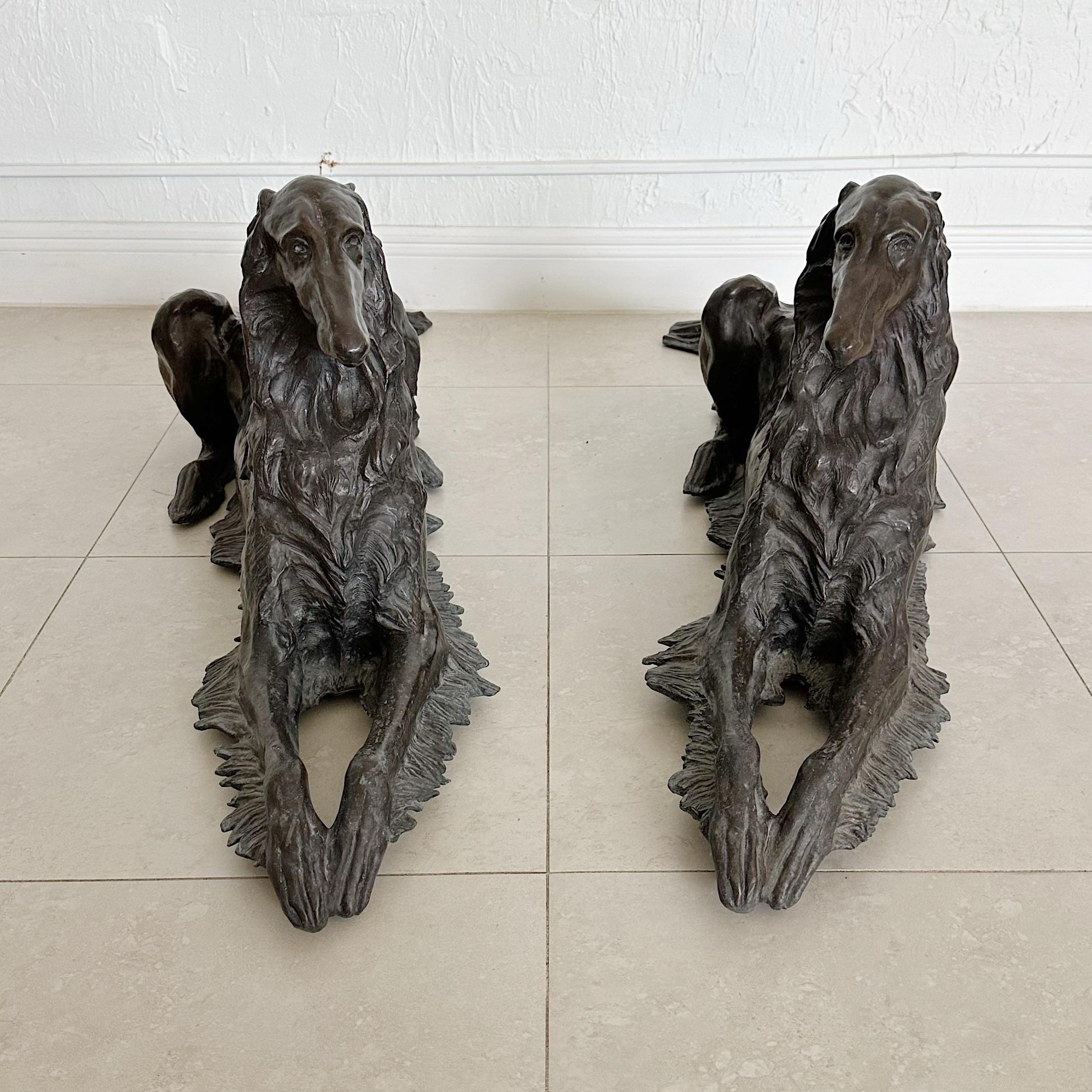 Pareja de finas esculturas opuestas de fundición en bronce de perro borzoi en reposo Desconocido en venta