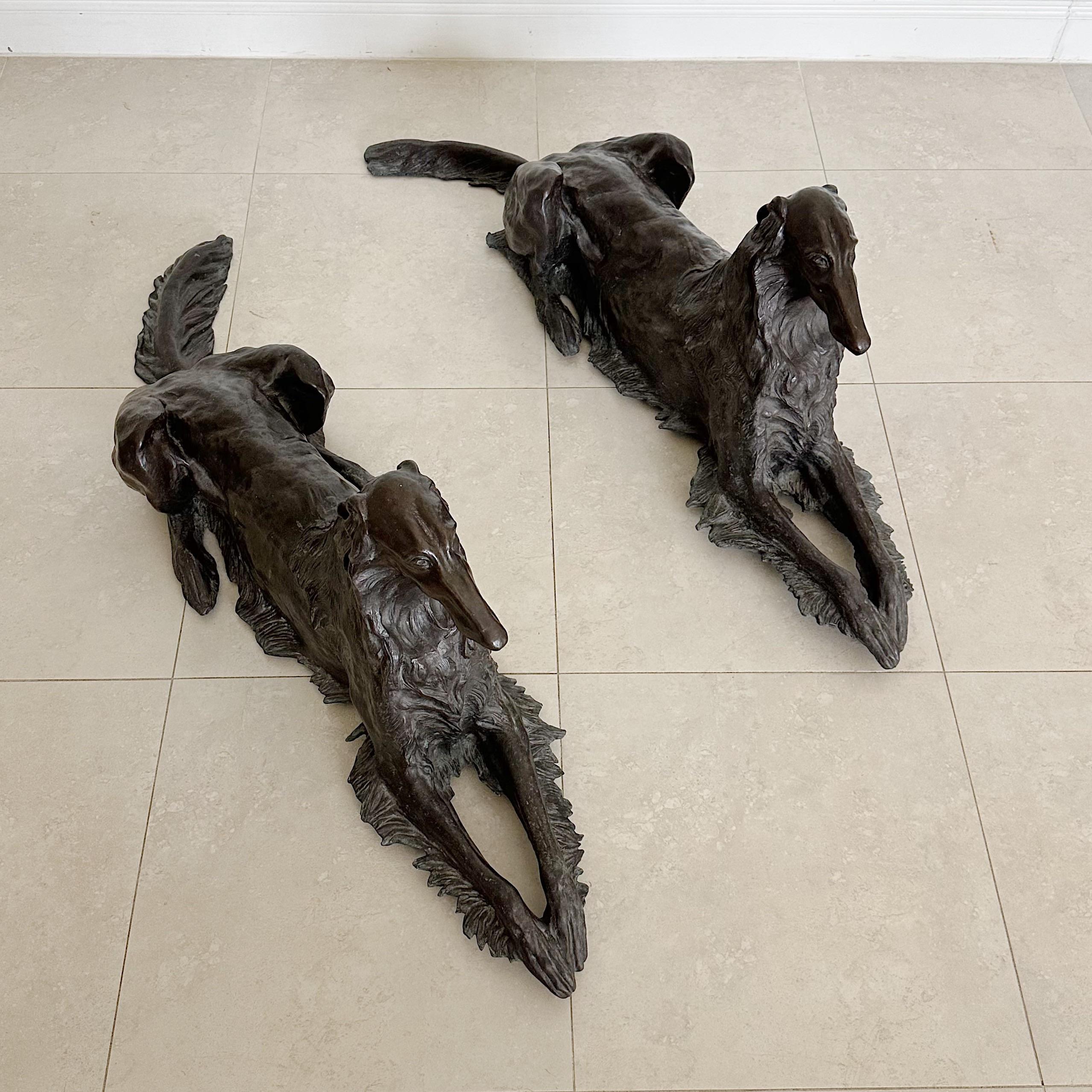 Pareja de finas esculturas opuestas de fundición en bronce de perro borzoi en reposo en venta 1