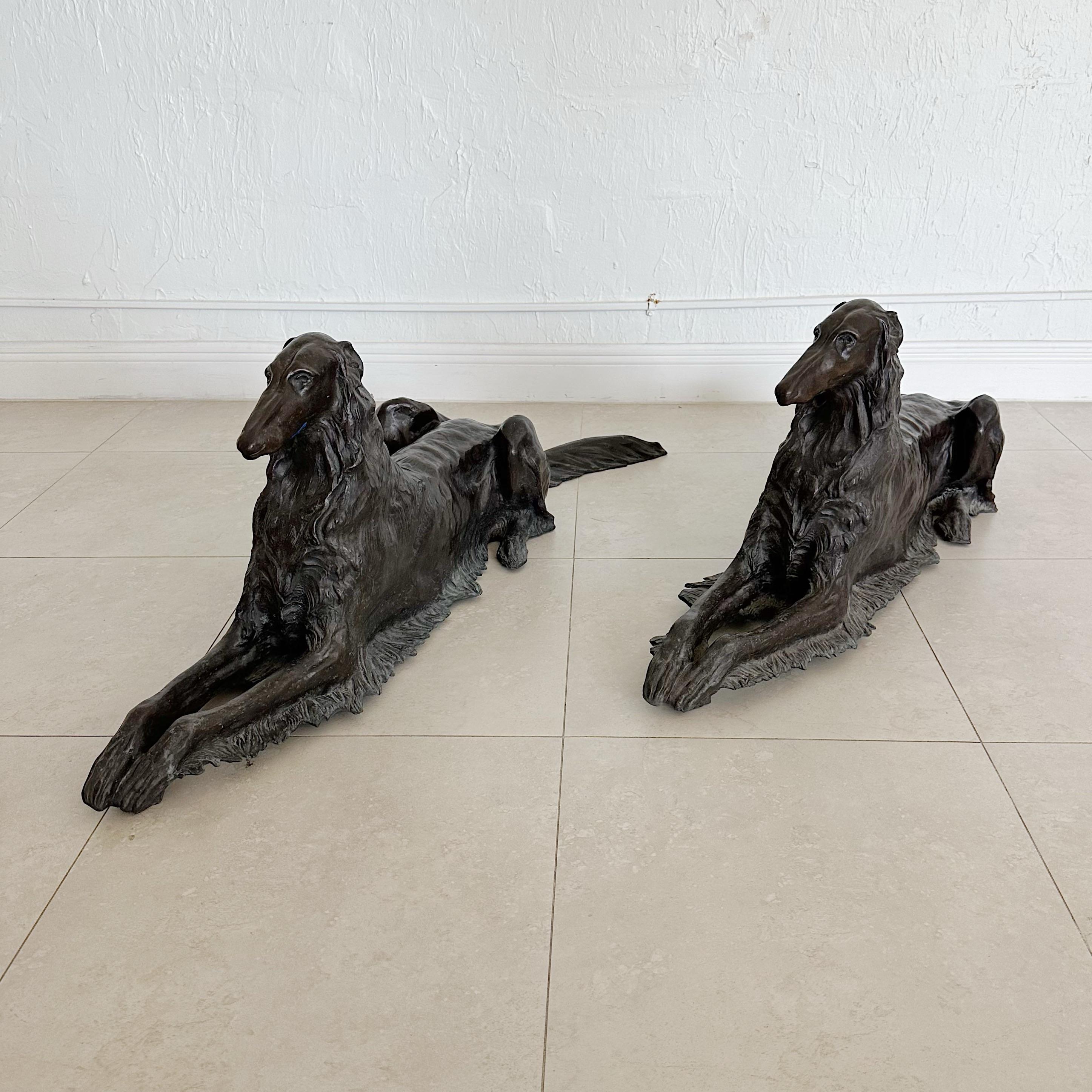 Pareja de finas esculturas opuestas de fundición en bronce de perro borzoi en reposo en venta 2