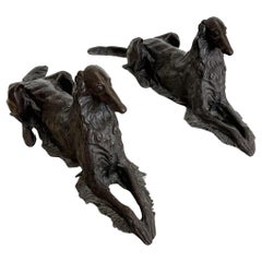 Paire de sculptures de chiens opposés Borzoi en bronze coulé