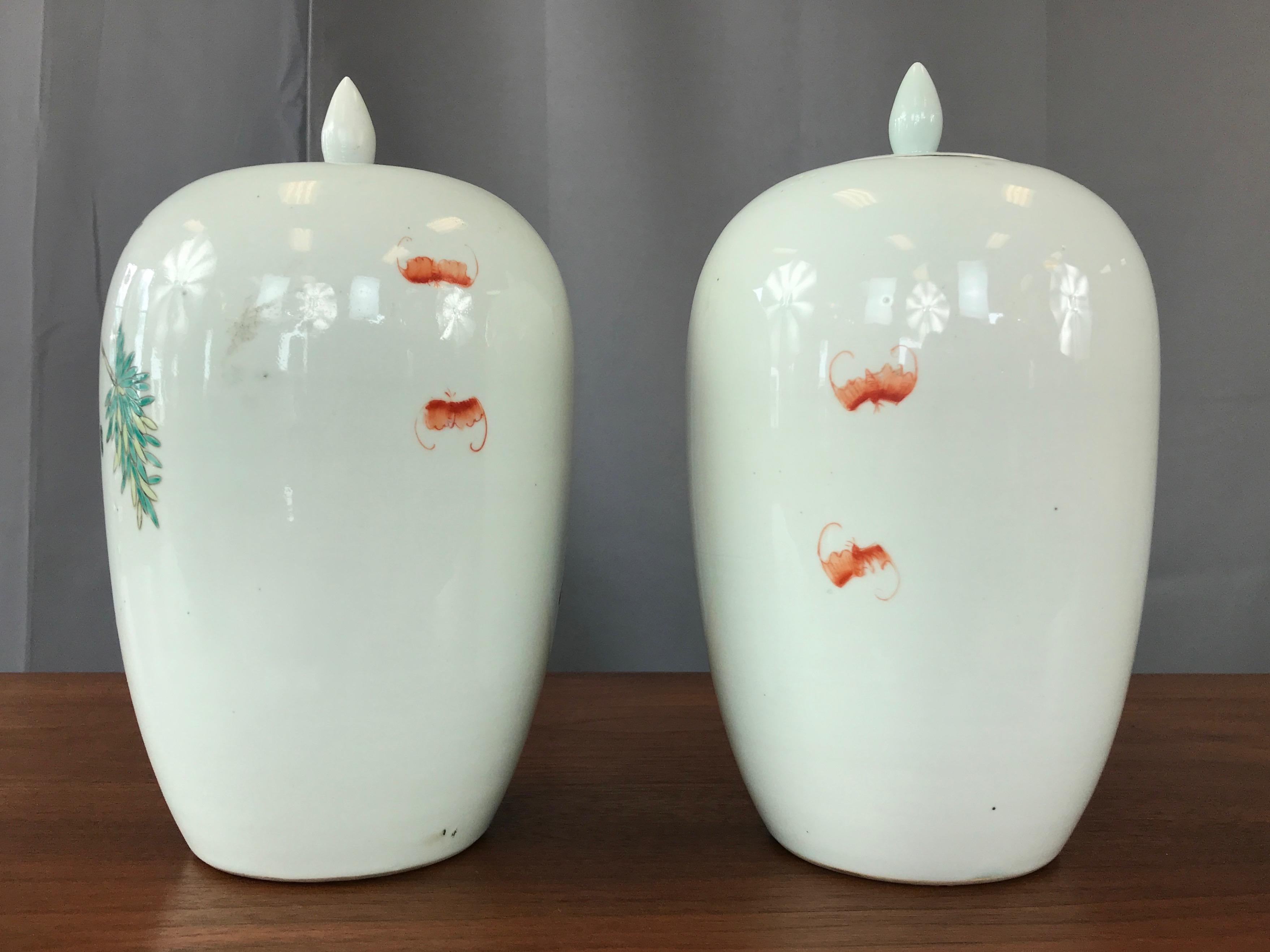 Pair of Fine Chinese Famille Rose Porcelain Covered Vases, Guangxu Period  In Good Condition In San Francisco, CA