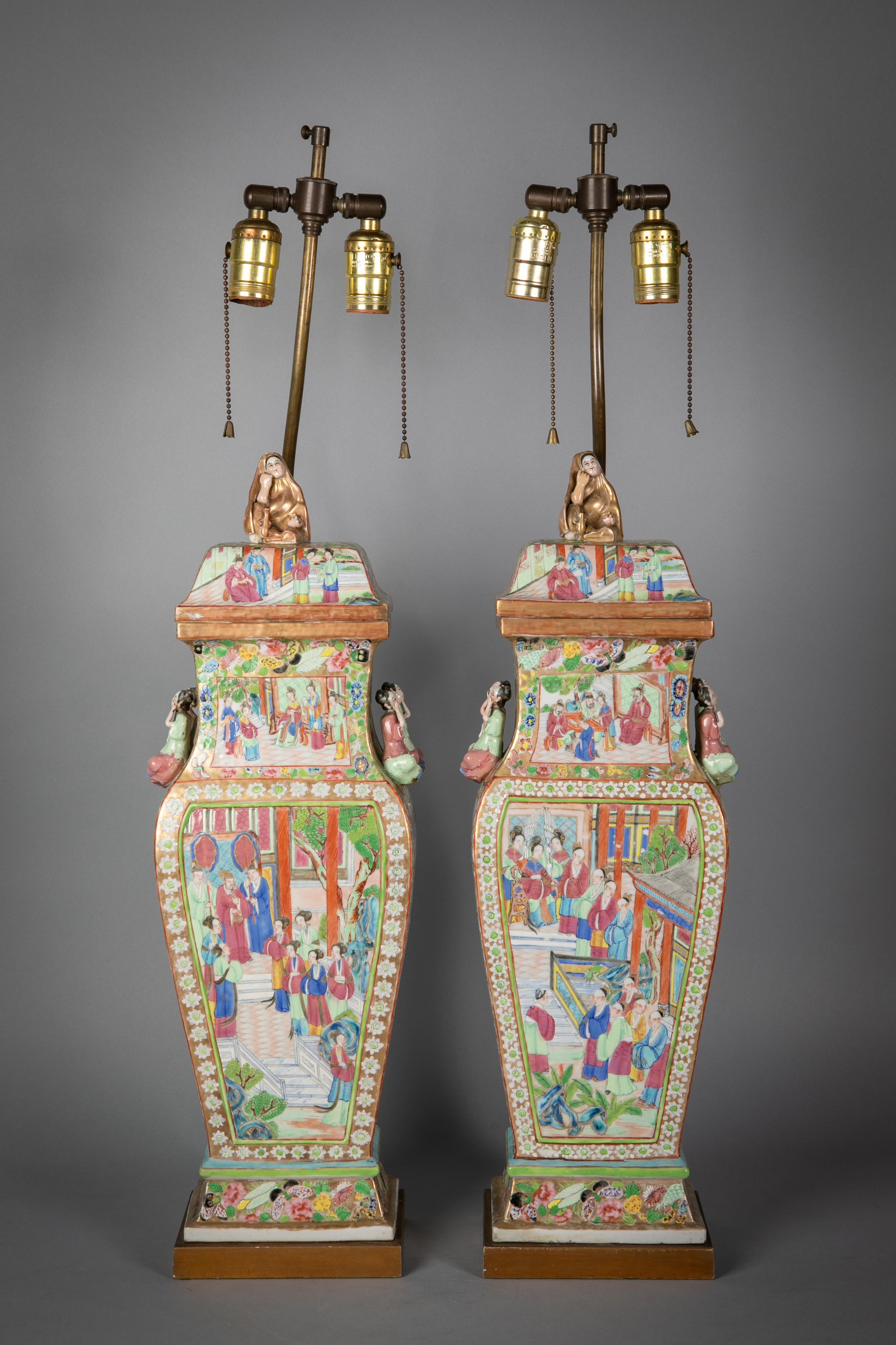 Paire de vases couverts de mandarins roses en porcelaine fine de Chine servant de lampes, vers 1840. Les abat-jour ne sont pas inclus.