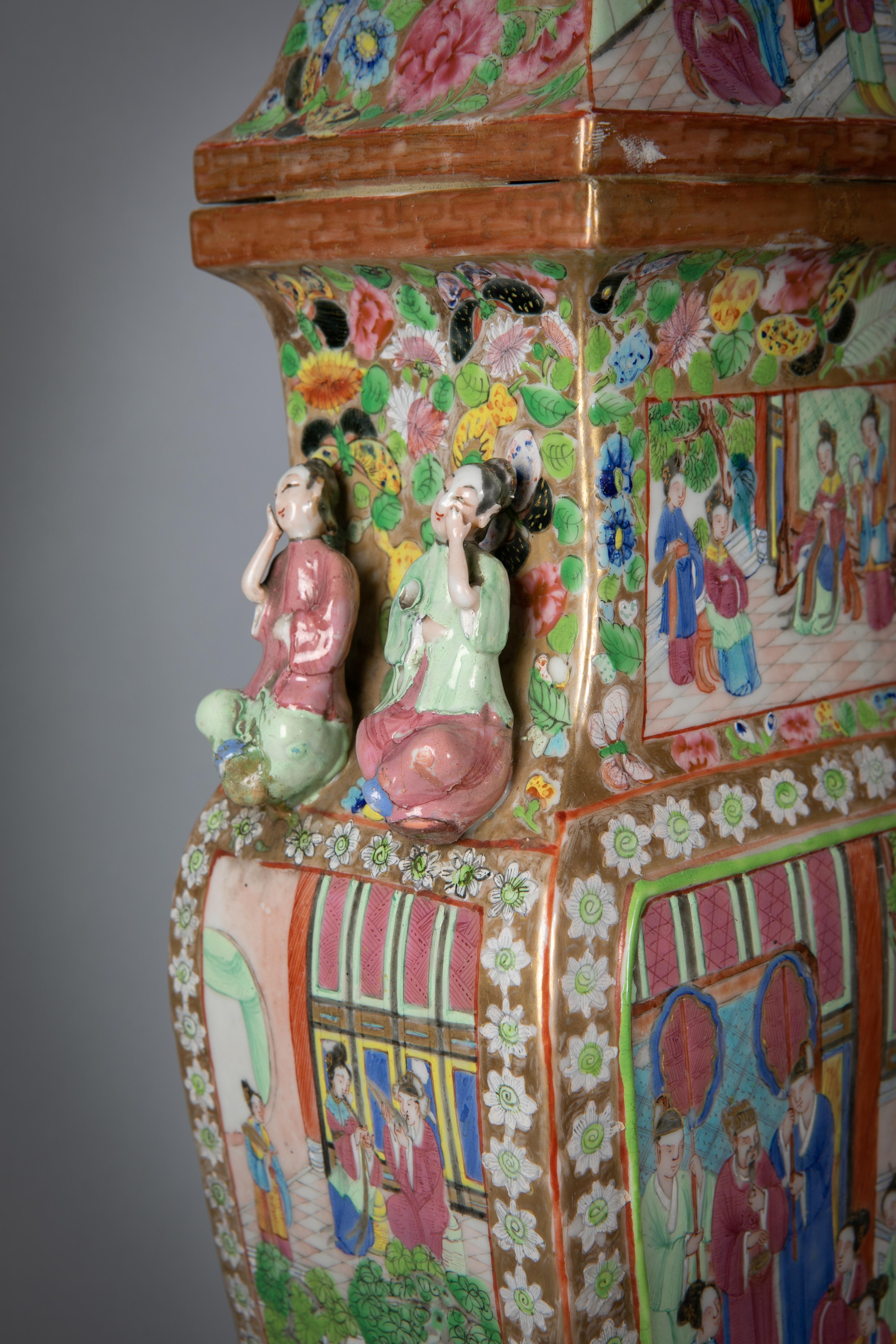 Pareja de finos jarrones cubiertos de rosas mandarinas de porcelana china a modo de lámparas, hacia 1840 en Bueno estado para la venta en New York, NY