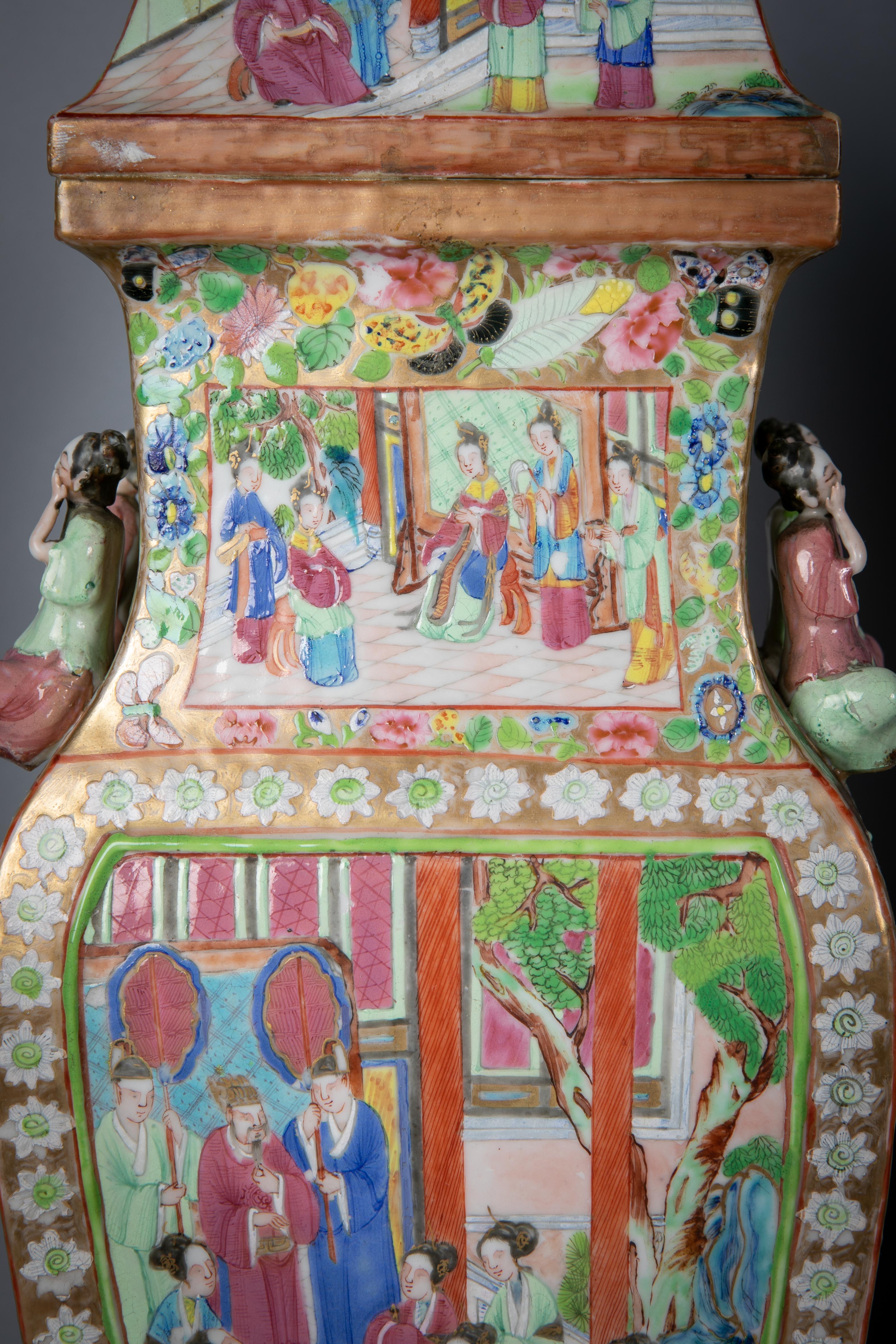Pareja de finos jarrones cubiertos de rosas mandarinas de porcelana china a modo de lámparas, circa 1840 en Excelente estado para la venta en New York, NY