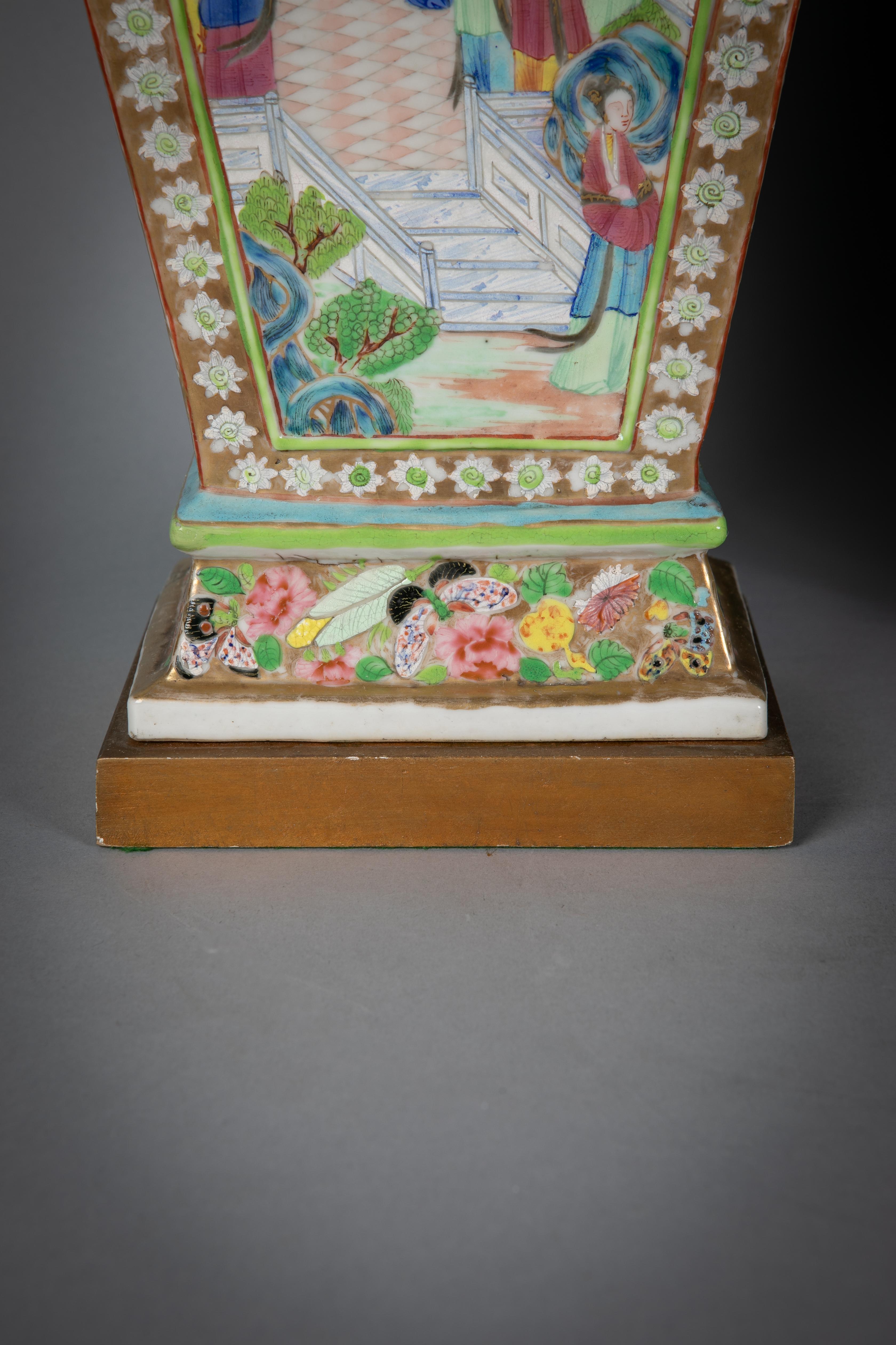 Pareja de finos jarrones cubiertos de rosas mandarinas de porcelana china a modo de lámparas, hacia 1840 en venta 1