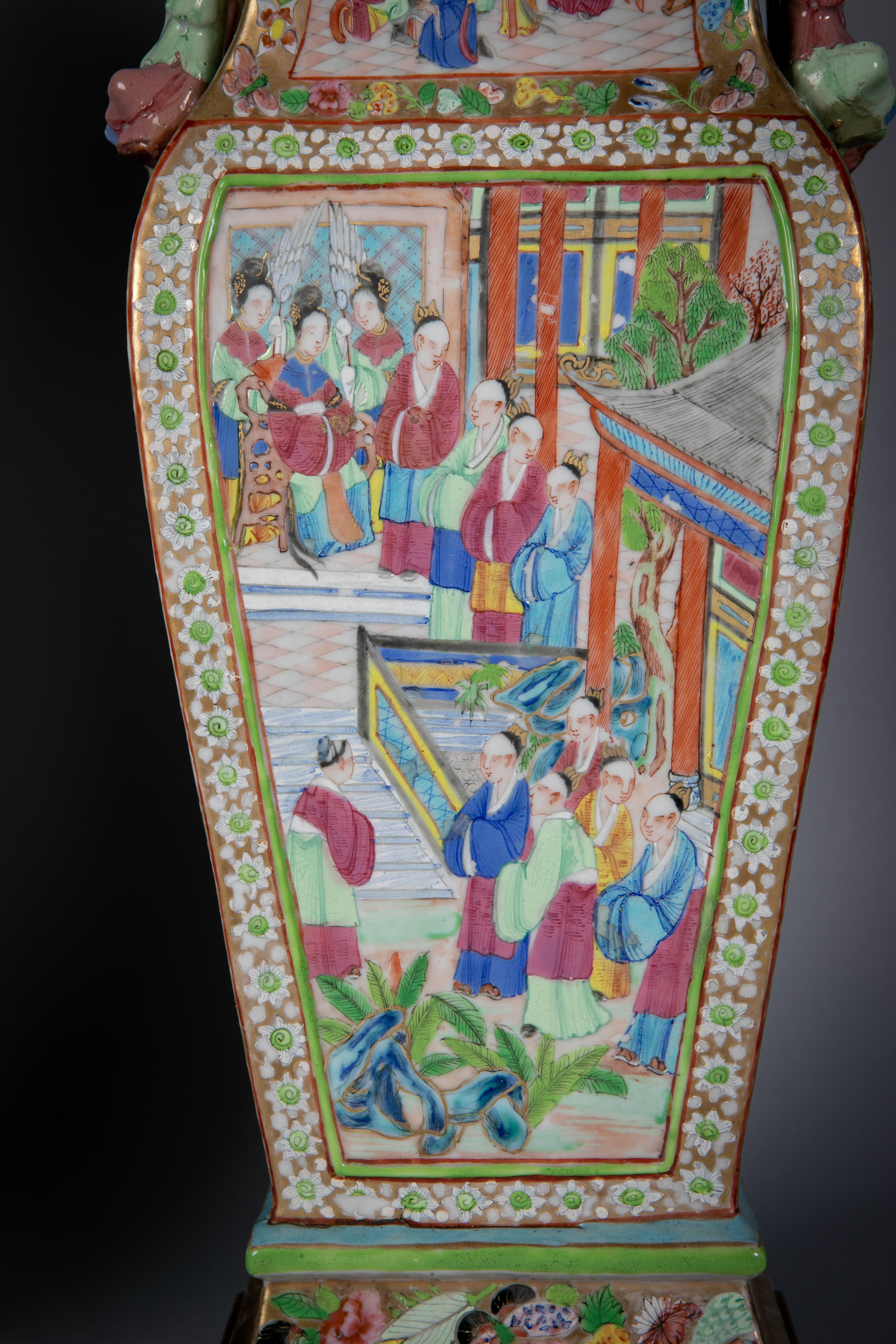 Pareja de finos jarrones cubiertos de rosas mandarinas de porcelana china a modo de lámparas, hacia 1840 en venta 2