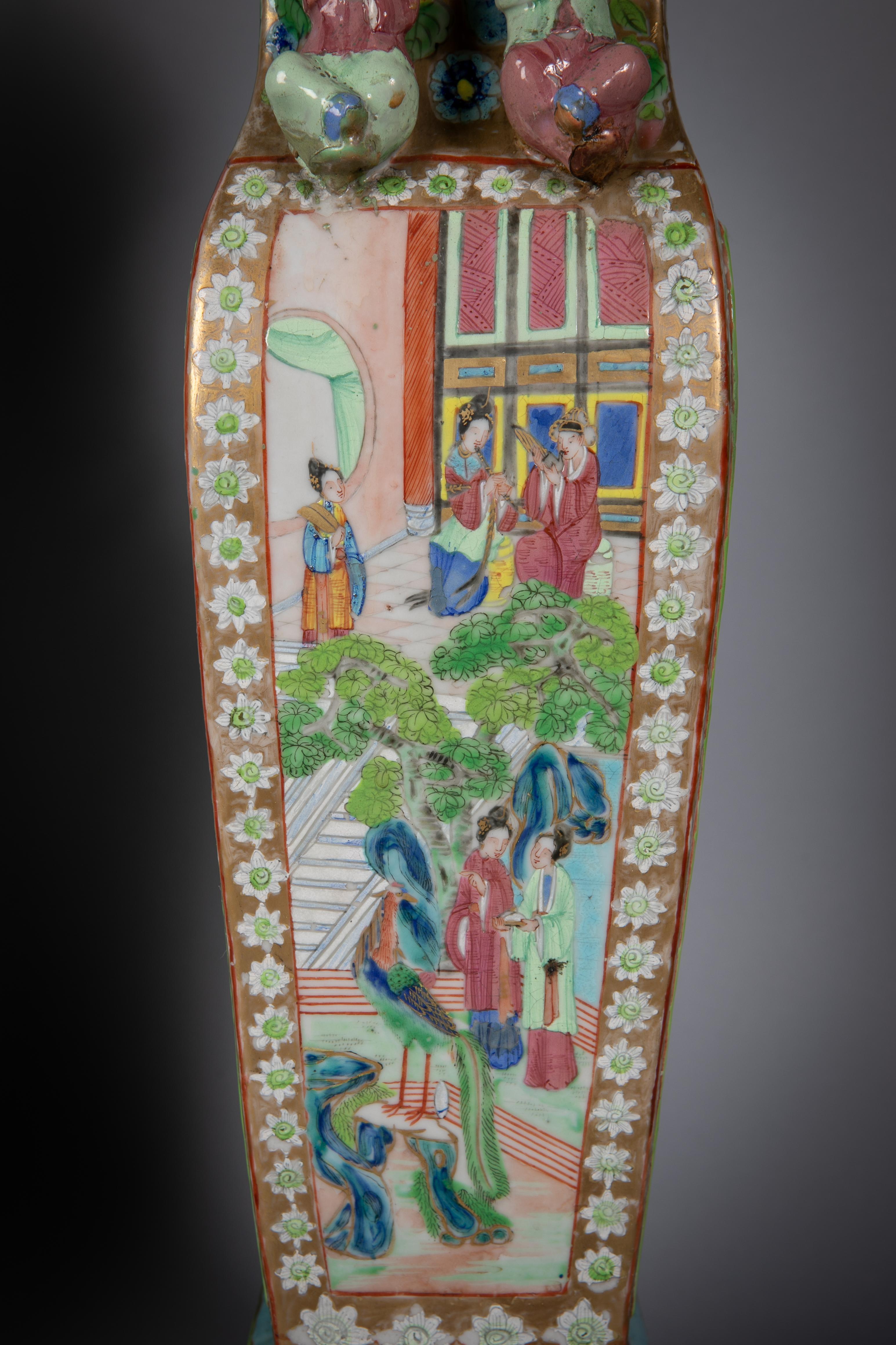 Pareja de finos jarrones cubiertos de rosas mandarinas de porcelana china a modo de lámparas, hacia 1840 en venta 3