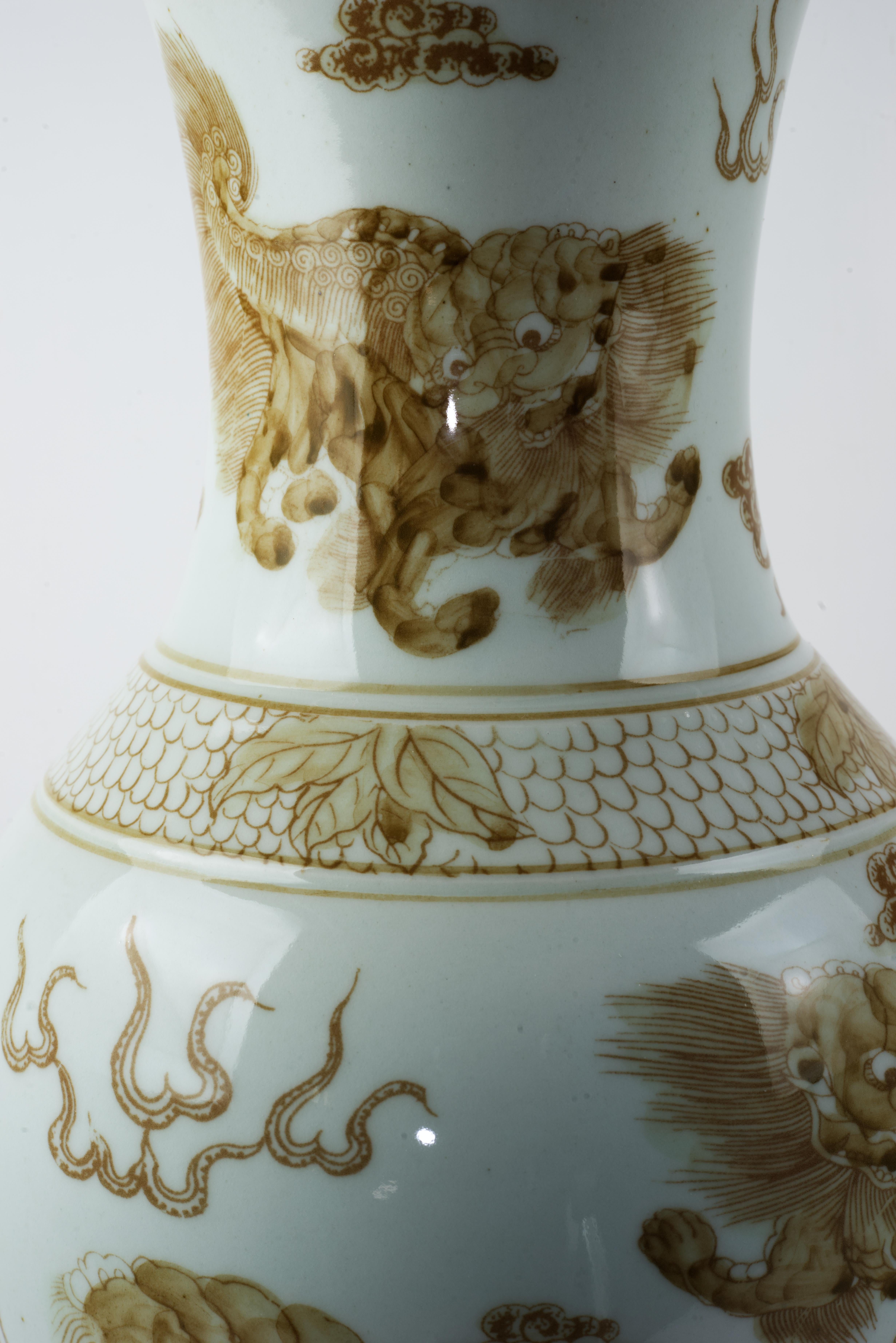 Paar feine Chinoiserie-Tischlampen in Weiß und Messing mit Foo-Hunden im Angebot 4