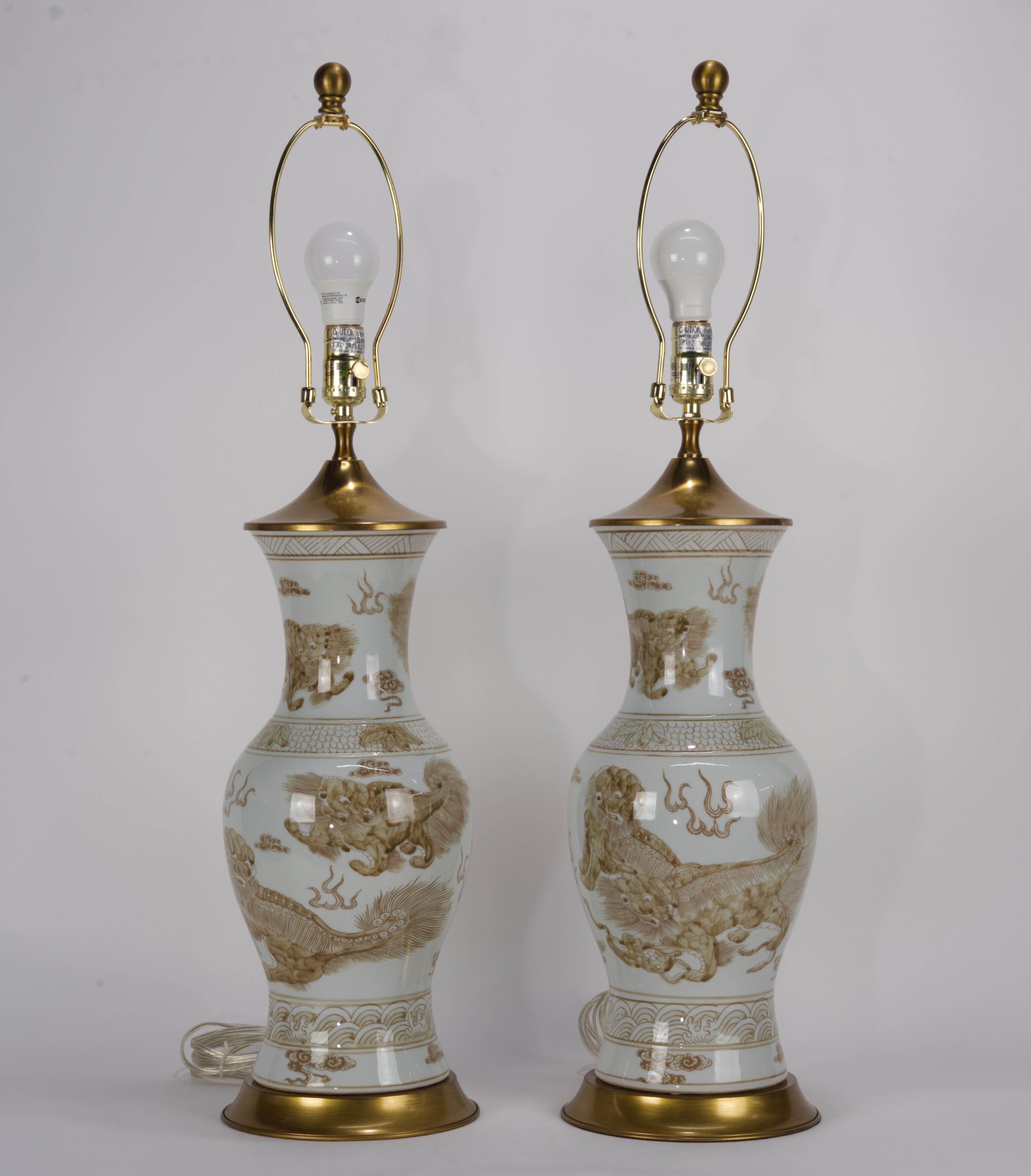 Unknown Pair of Fine Chinoiserie Table Lamps White and Brass with Foo Dogs For Sale