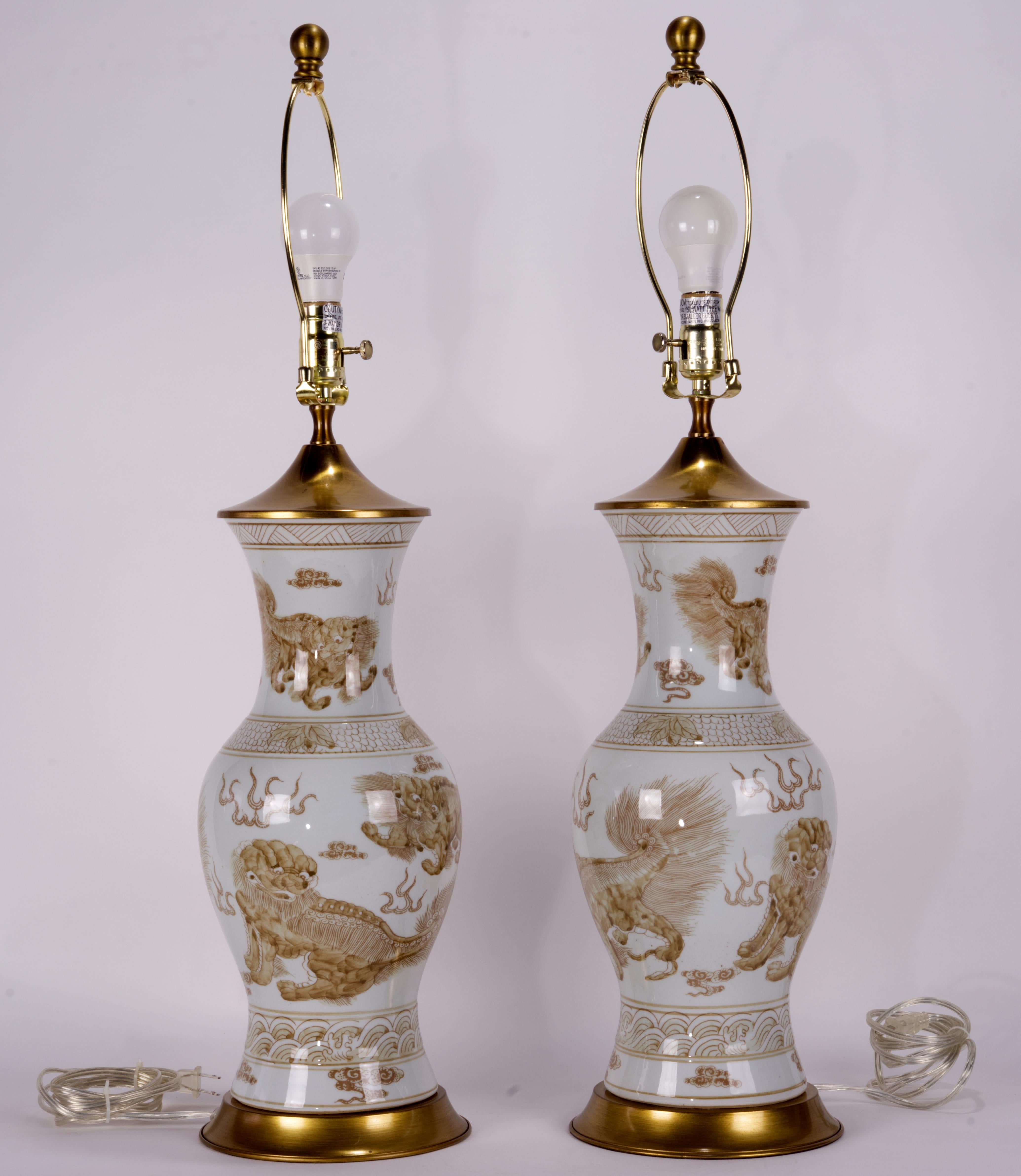 Paar feine Chinoiserie-Tischlampen in Weiß und Messing mit Foo-Hunden (Glasiert) im Angebot