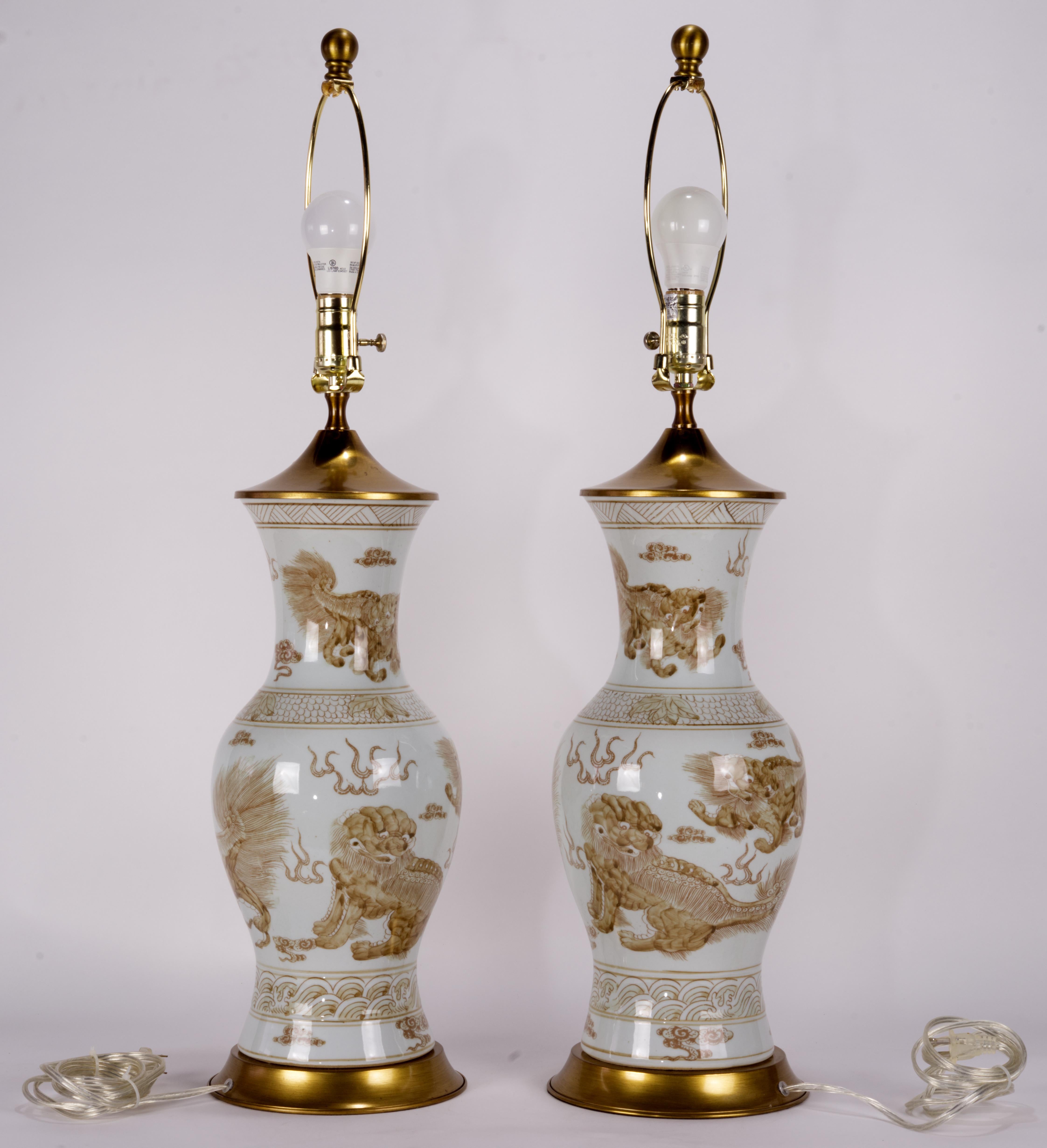 20th Century Pair of Fine Chinoiserie Table Lamps White and Brass with Foo Dogs For Sale