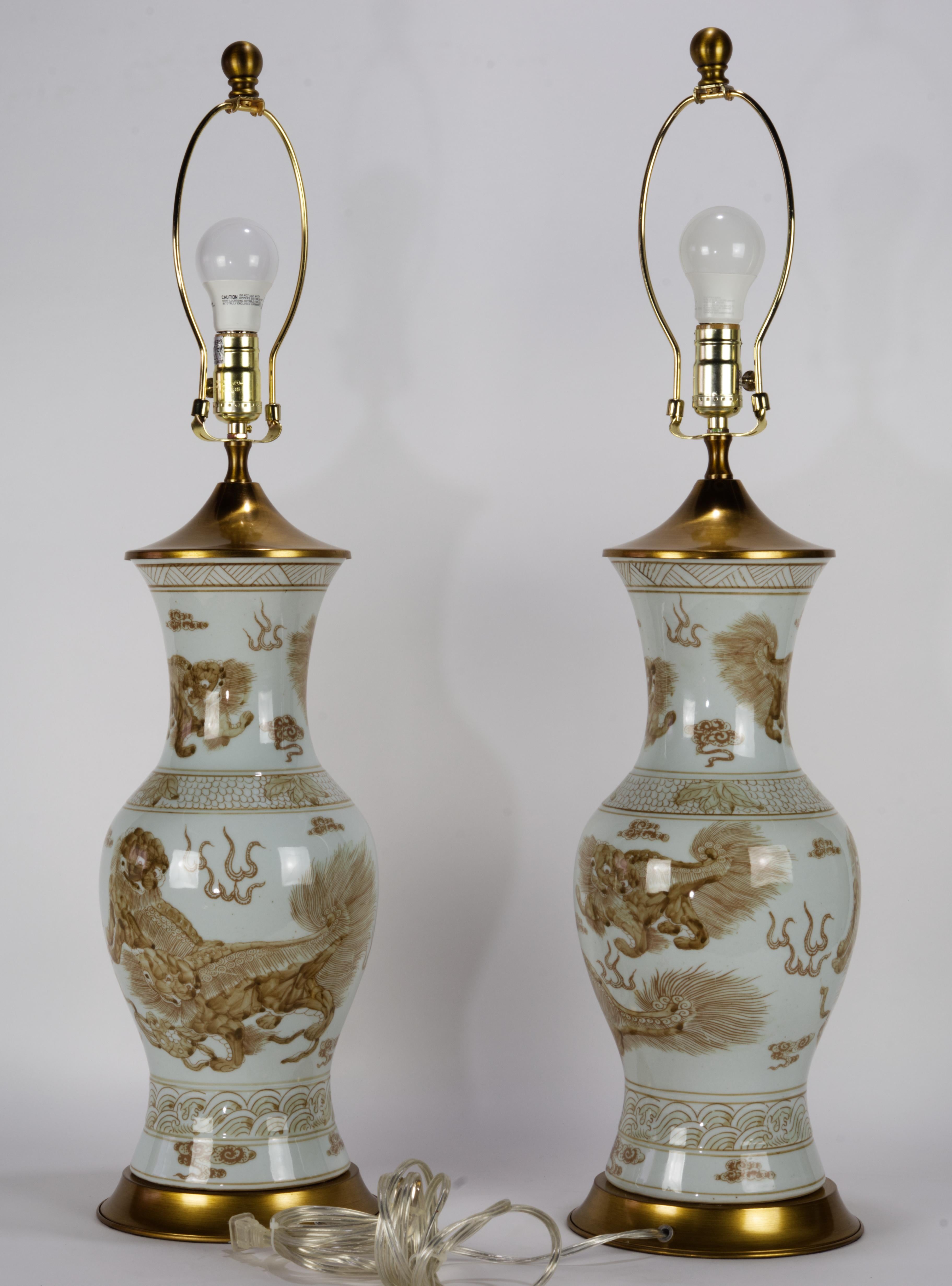 Paar feine Chinoiserie-Tischlampen in Weiß und Messing mit Foo-Hunden (20. Jahrhundert) im Angebot