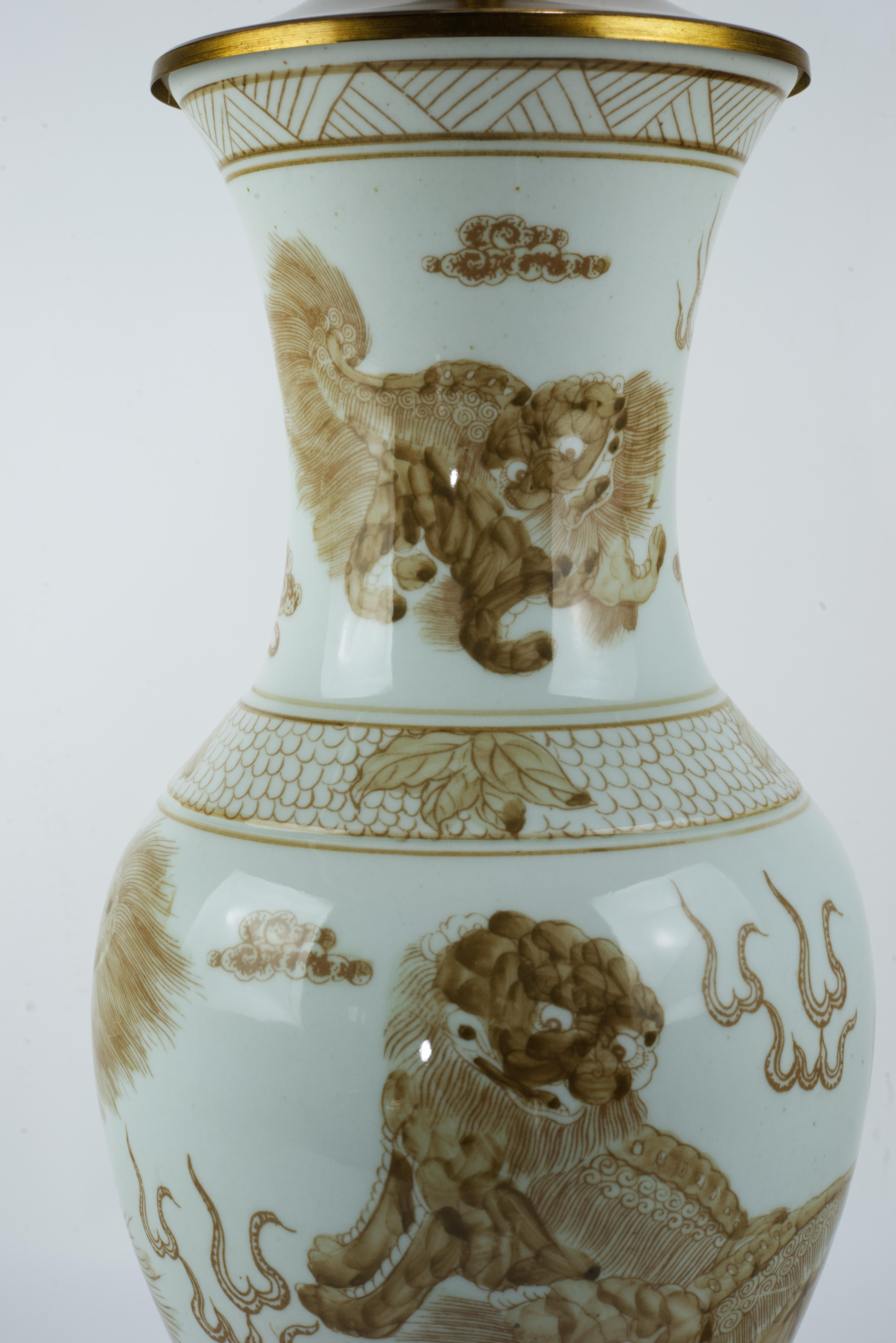 Paar feine Chinoiserie-Tischlampen in Weiß und Messing mit Foo-Hunden im Angebot 1