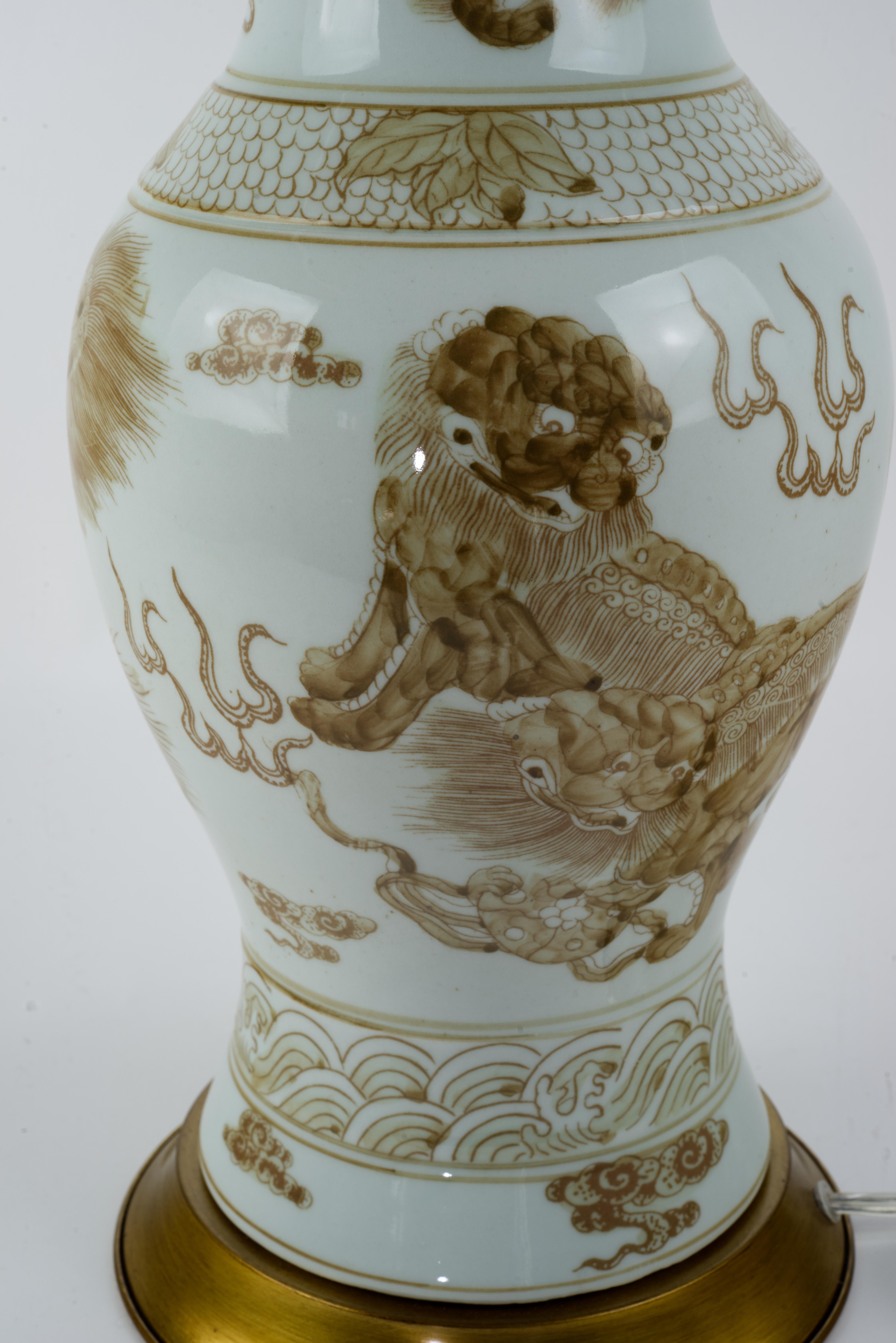 Paar feine Chinoiserie-Tischlampen in Weiß und Messing mit Foo-Hunden im Angebot 2
