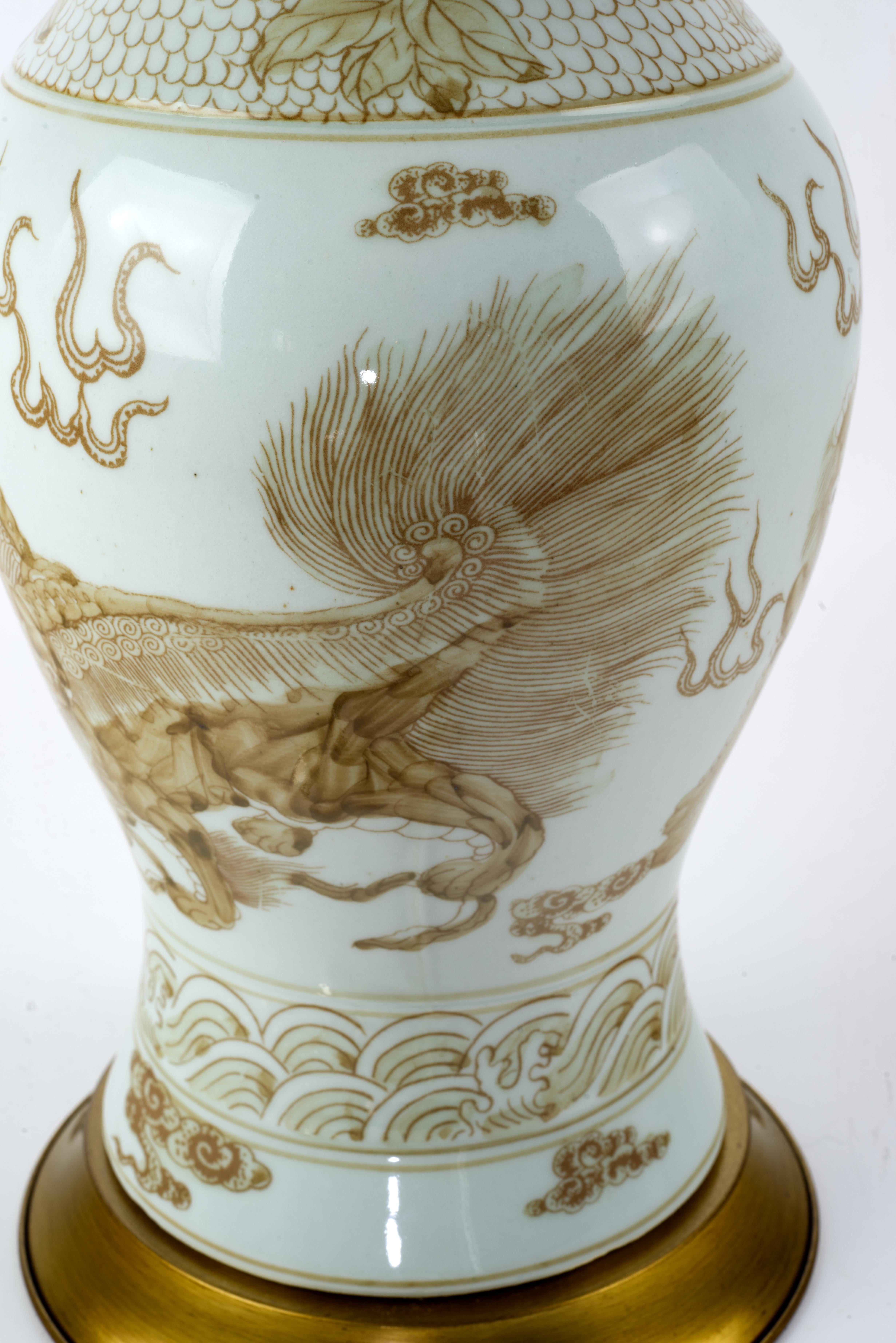 Paar feine Chinoiserie-Tischlampen in Weiß und Messing mit Foo-Hunden im Angebot 3