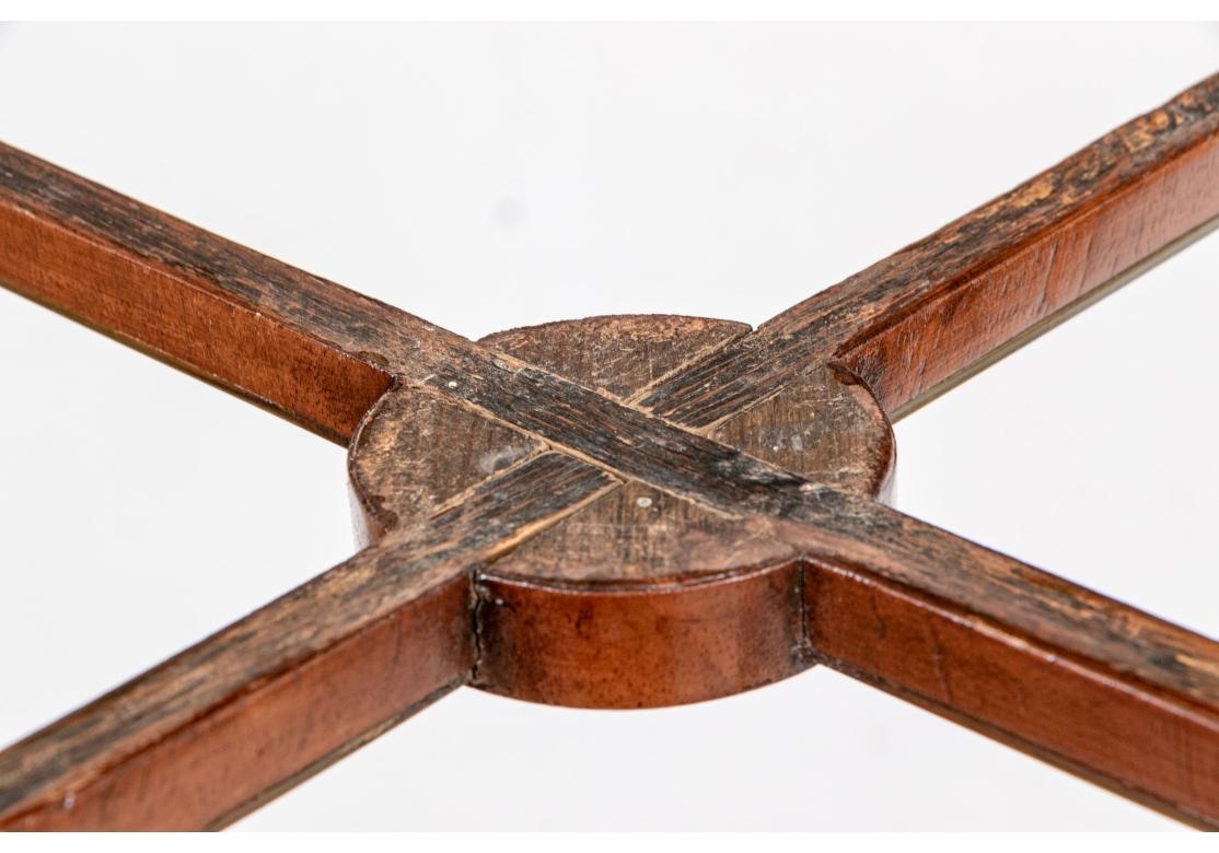 Coppia di raffinati tavolini circolari in mogano e pelle con inserti in ottone in vendita 6