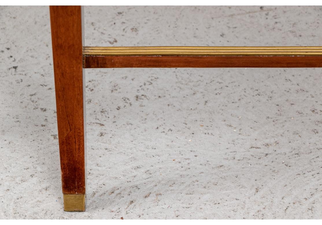 Hollywood Regency Coppia di raffinati tavolini circolari in mogano e pelle con inserti in ottone in vendita