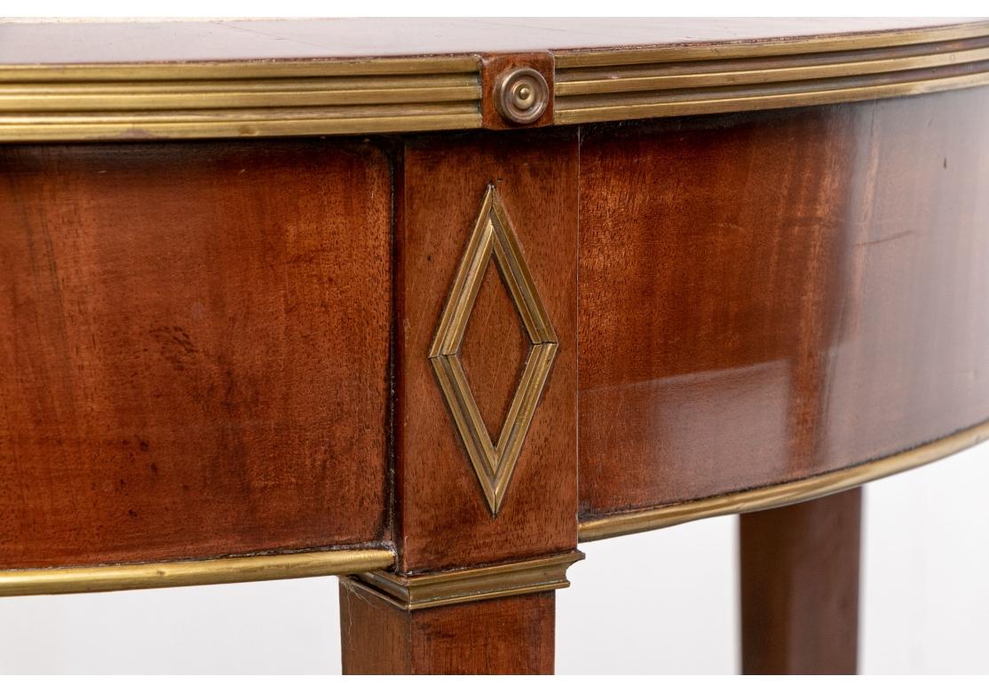 Coppia di raffinati tavolini circolari in mogano e pelle con inserti in ottone In condizioni discrete in vendita a Bridgeport, CT