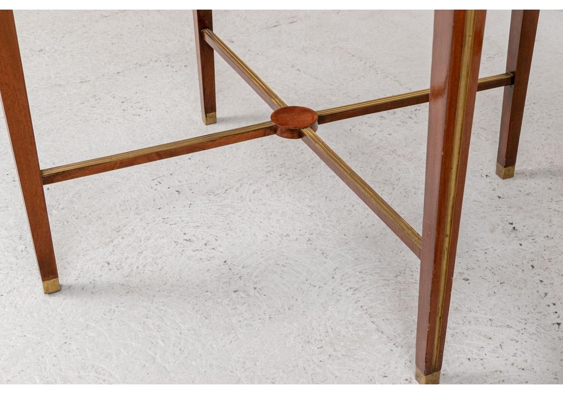 XX secolo Coppia di raffinati tavolini circolari in mogano e pelle con inserti in ottone in vendita