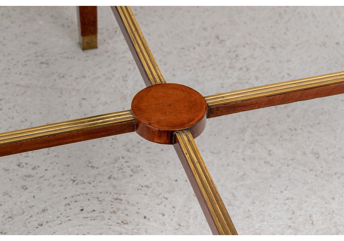 Coppia di raffinati tavolini circolari in mogano e pelle con inserti in ottone in vendita 1