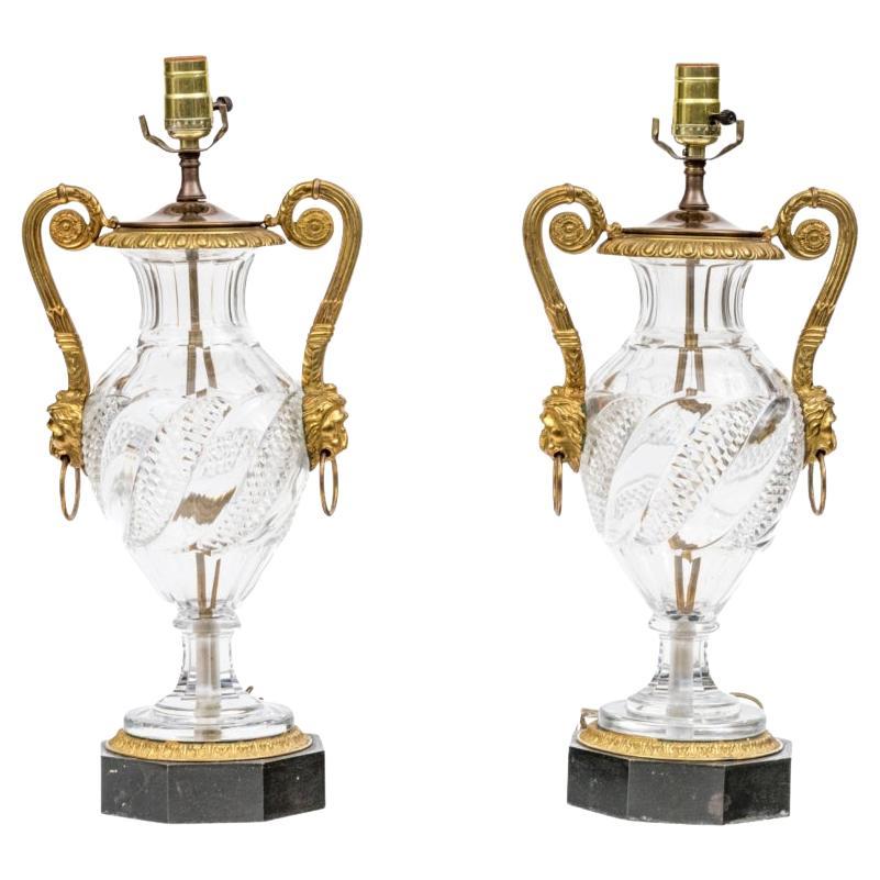 Paire de lampes en forme d
urne en cristal finement taillé en vente