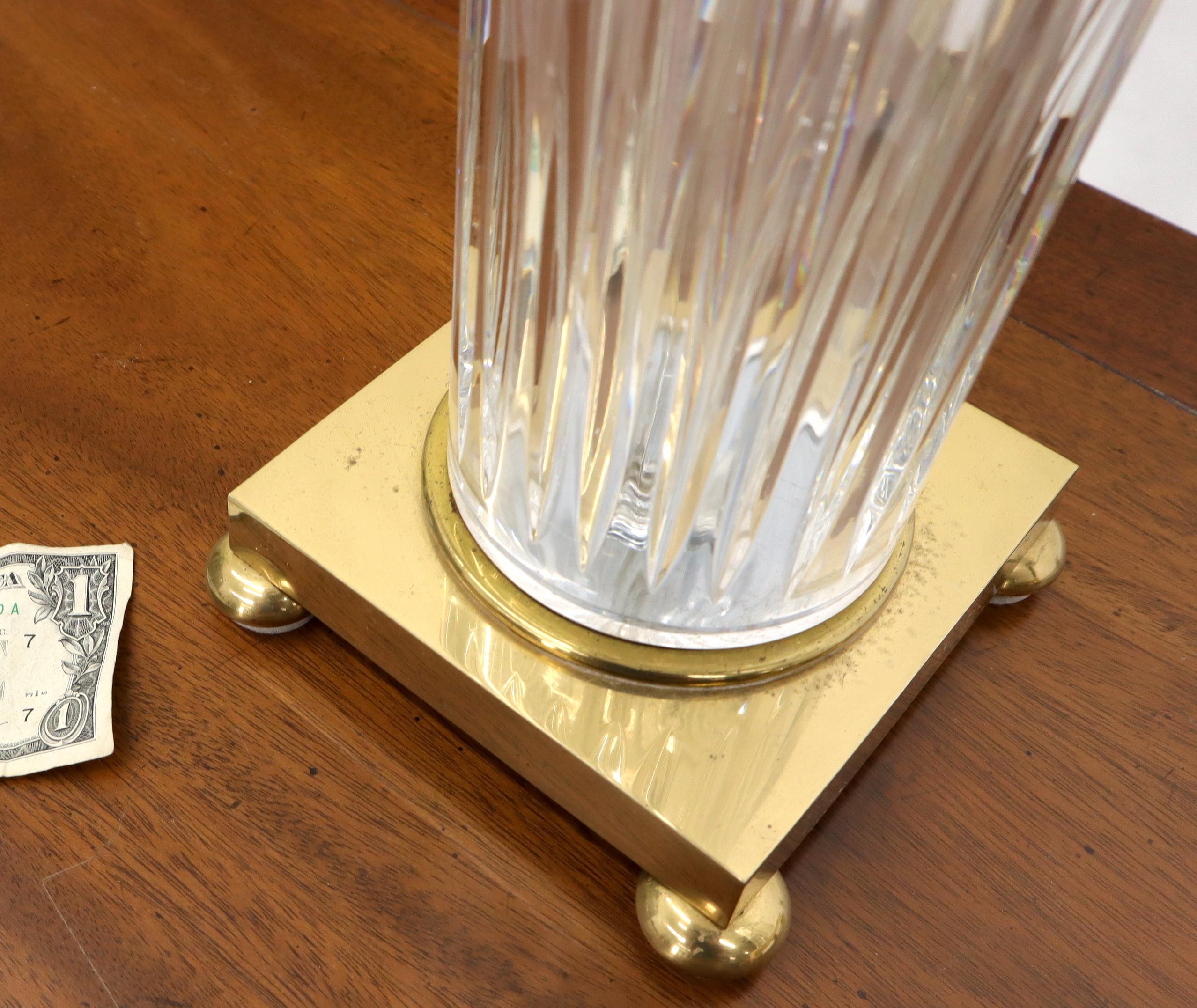 Paire de lampes de bureau en forme de cylindre en verre taillé et cristal sur socle en laiton en vente 2